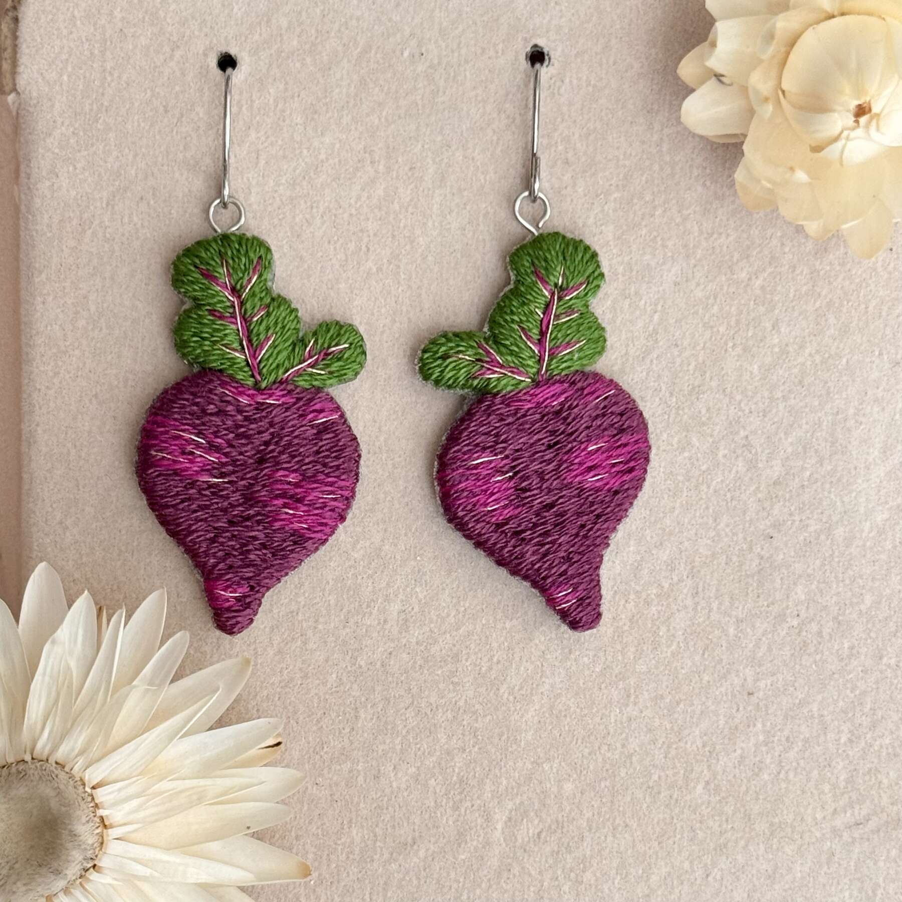 Käsin kirjotut korvakorut, punajuuri-aiheinen kuvio