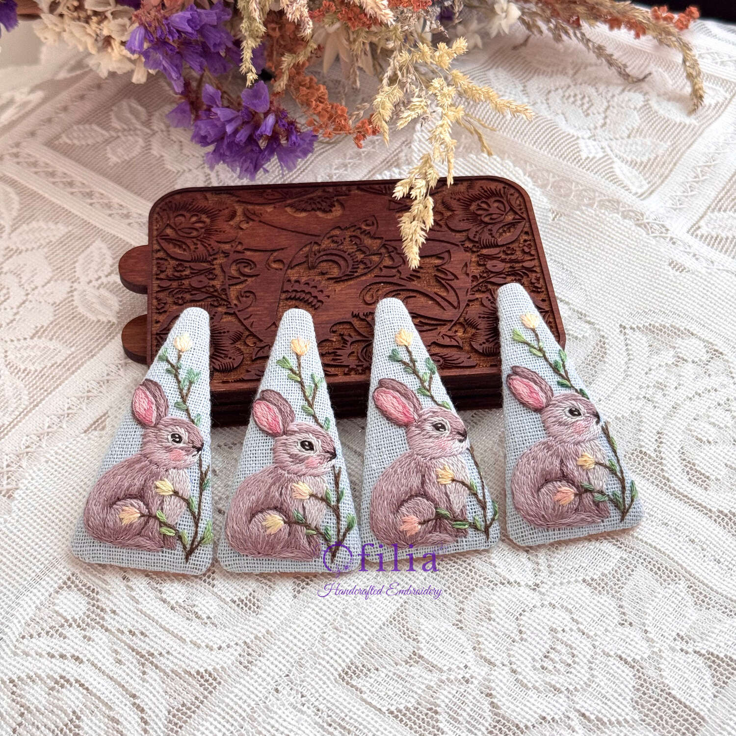 Käsinkirjottu pupu ja keltainen kukka hiuspinni – Ofilia Handmade