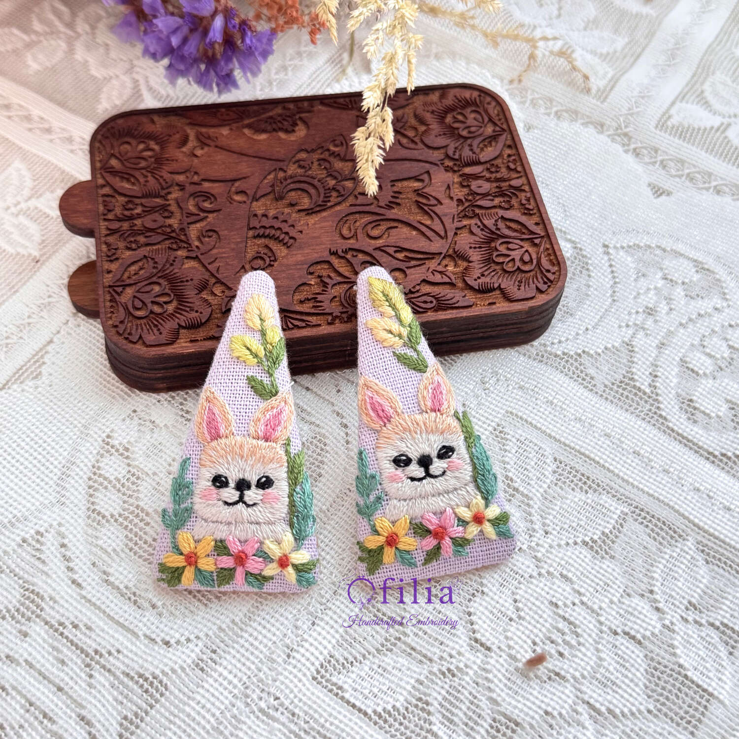 Käsinkirjottu pupu ja kevätkukat hiuspinni – Ofilia Handmade