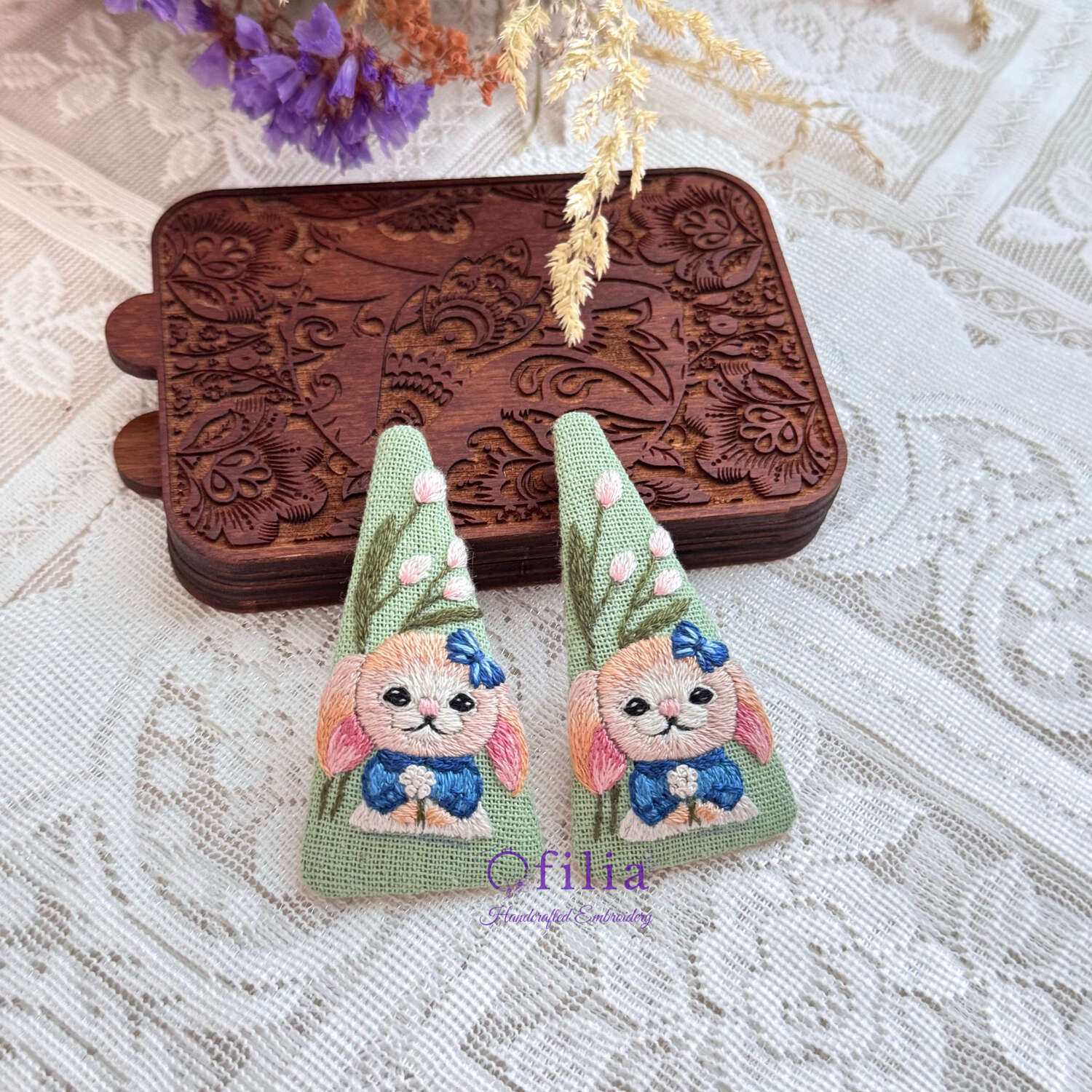 Käsinkirjottu pupu ja pajunkissat hiuspinni – Ofilia Handmade