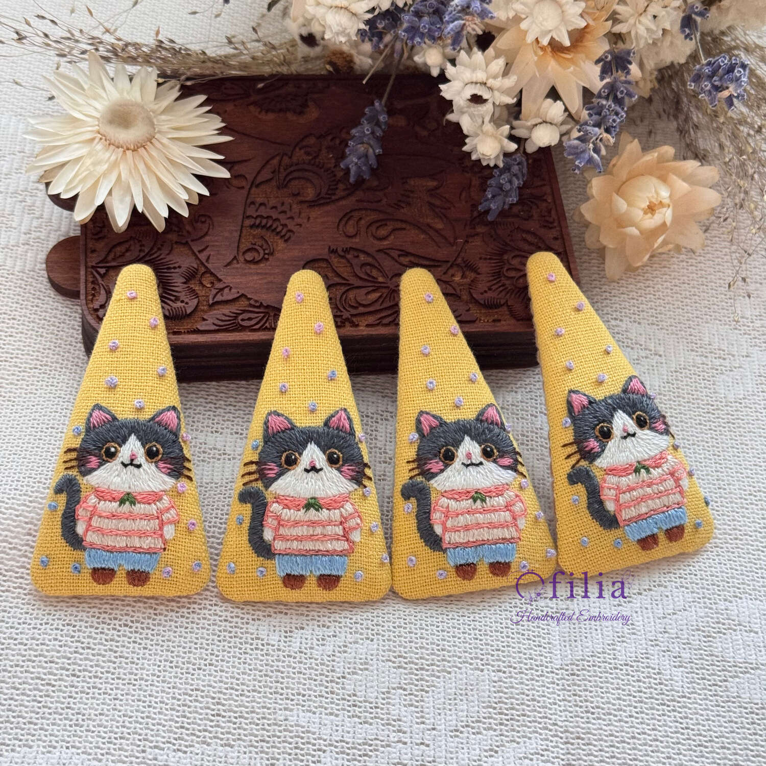 Käsinkirjailtu raitapaidassa kissa hiuspinni – Ofilia Handmade