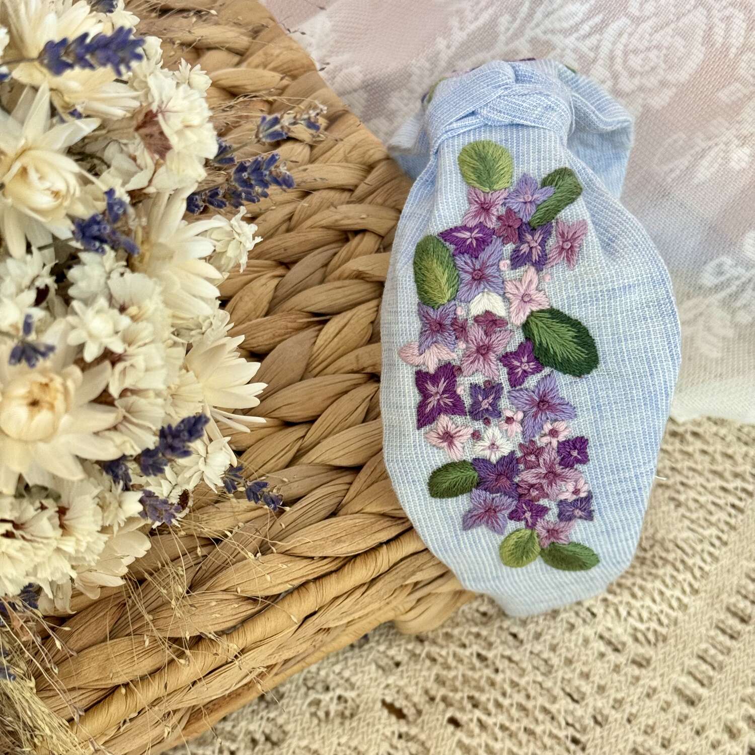 Käsin kirjottu turbaanipanta, revontulilaventeli-aiheinen kuvio kankaalla