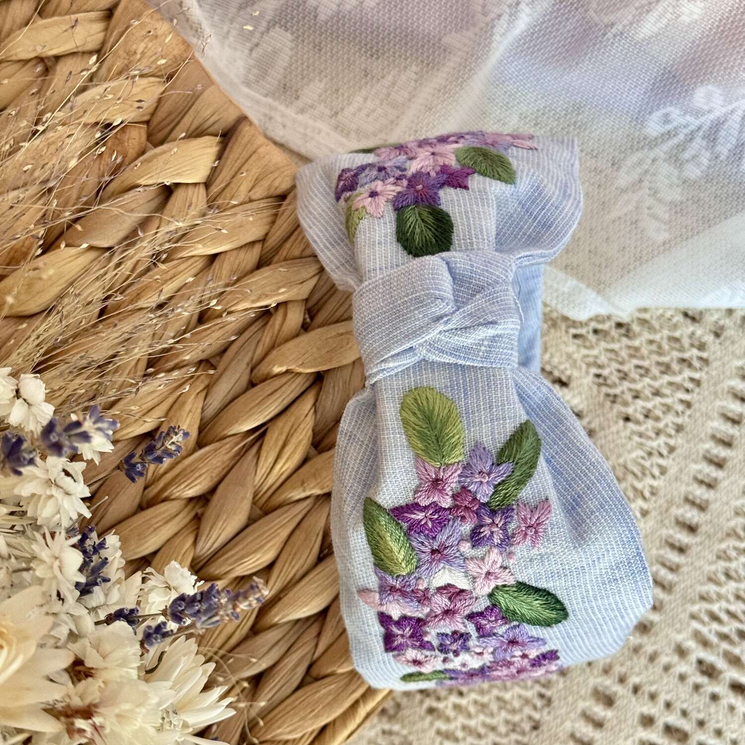 Käsin kirjottu turbaanipanta, revontulilaventeli-aiheinen kuvio kankaalla