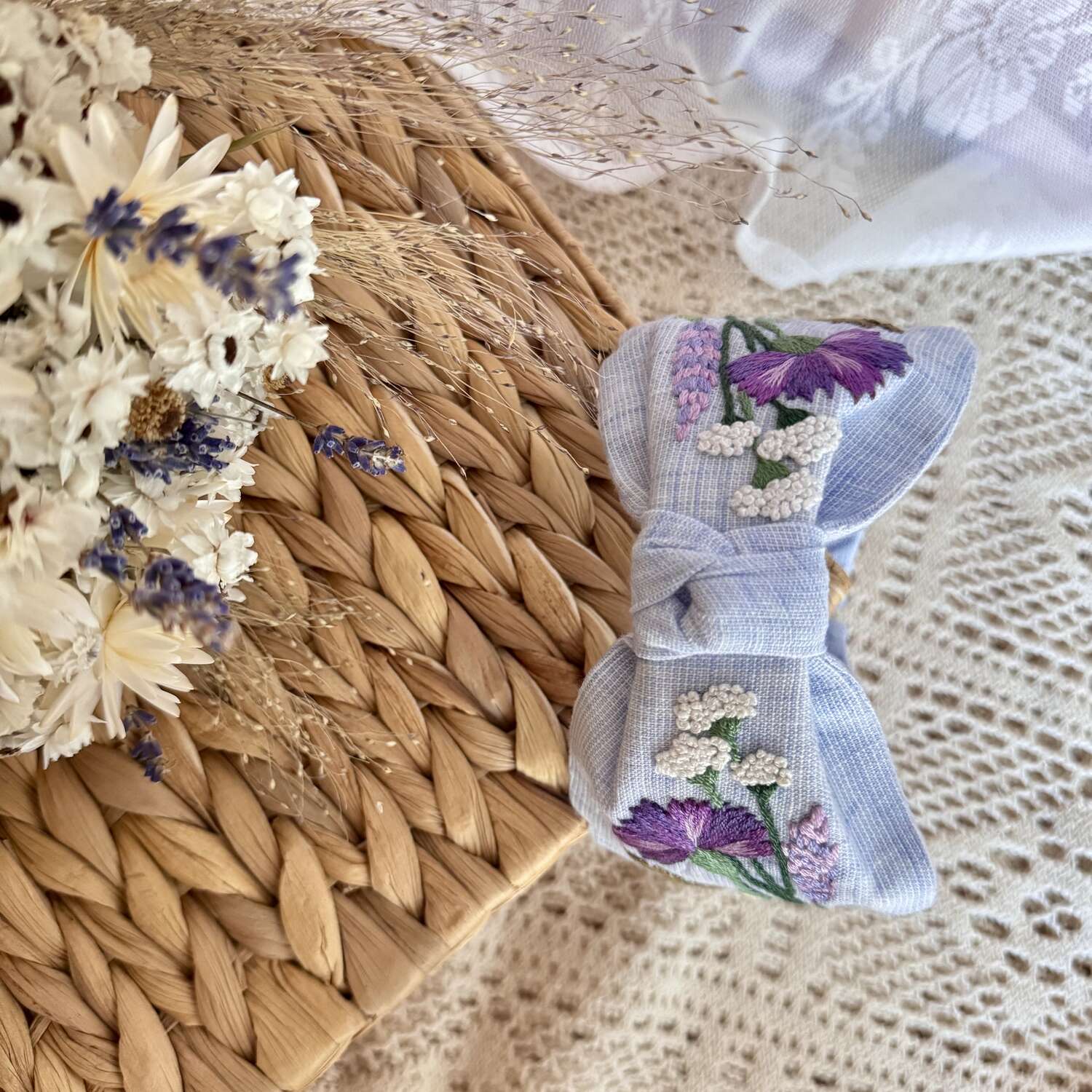 Käsin kirjottu turbaanipanta, ruiskaunokki-aiheinen kuvio kankaalla