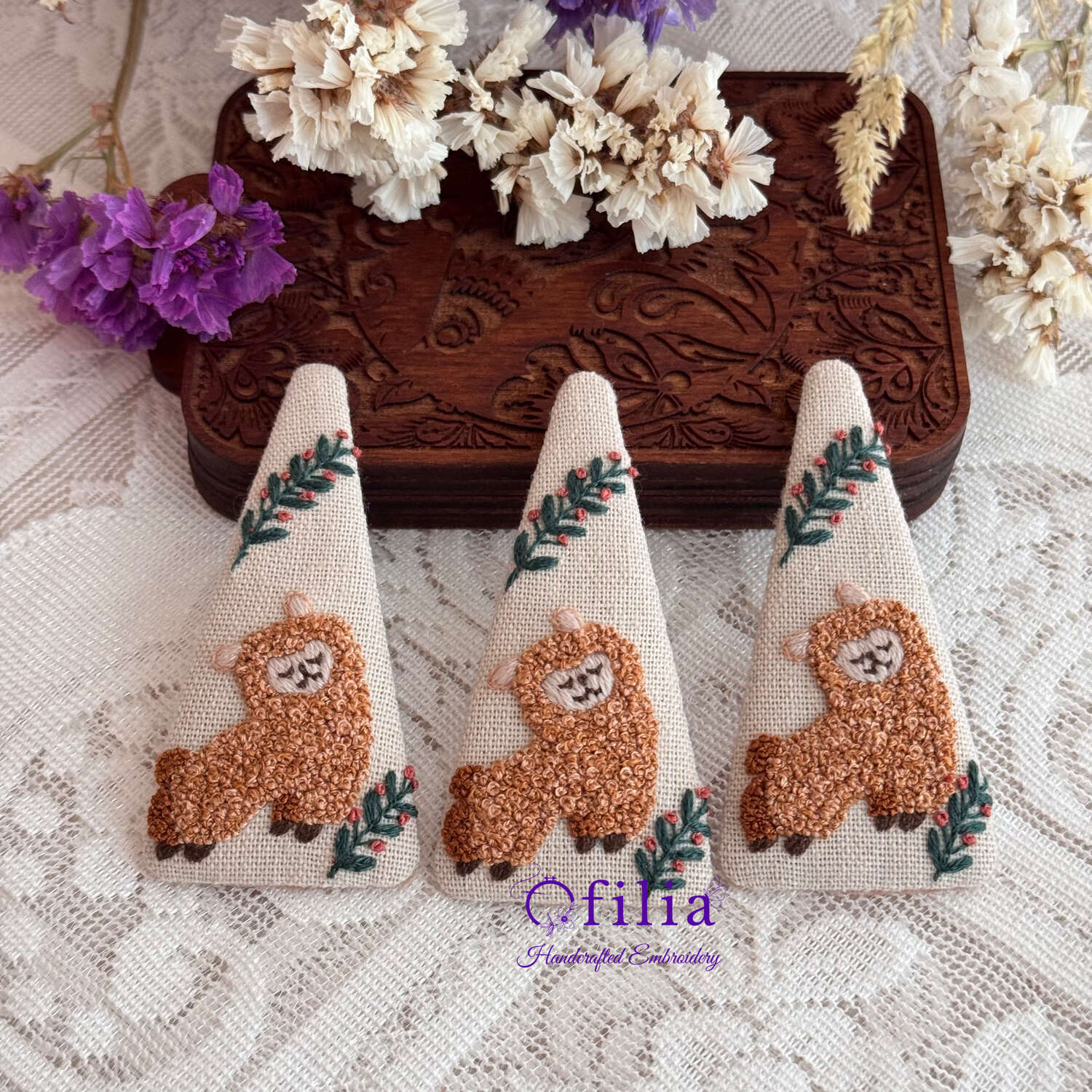 Käsinkirjailtu Ruskea Alpakka ja Kukkainen Oksa Hiuspinni – Ofilia Handmade