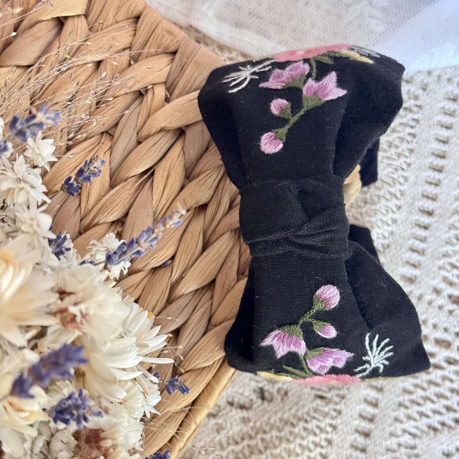 Käsin kirjottu turbaanipanta, ruusu ja kissankello -aiheinen kuvio kankaalla