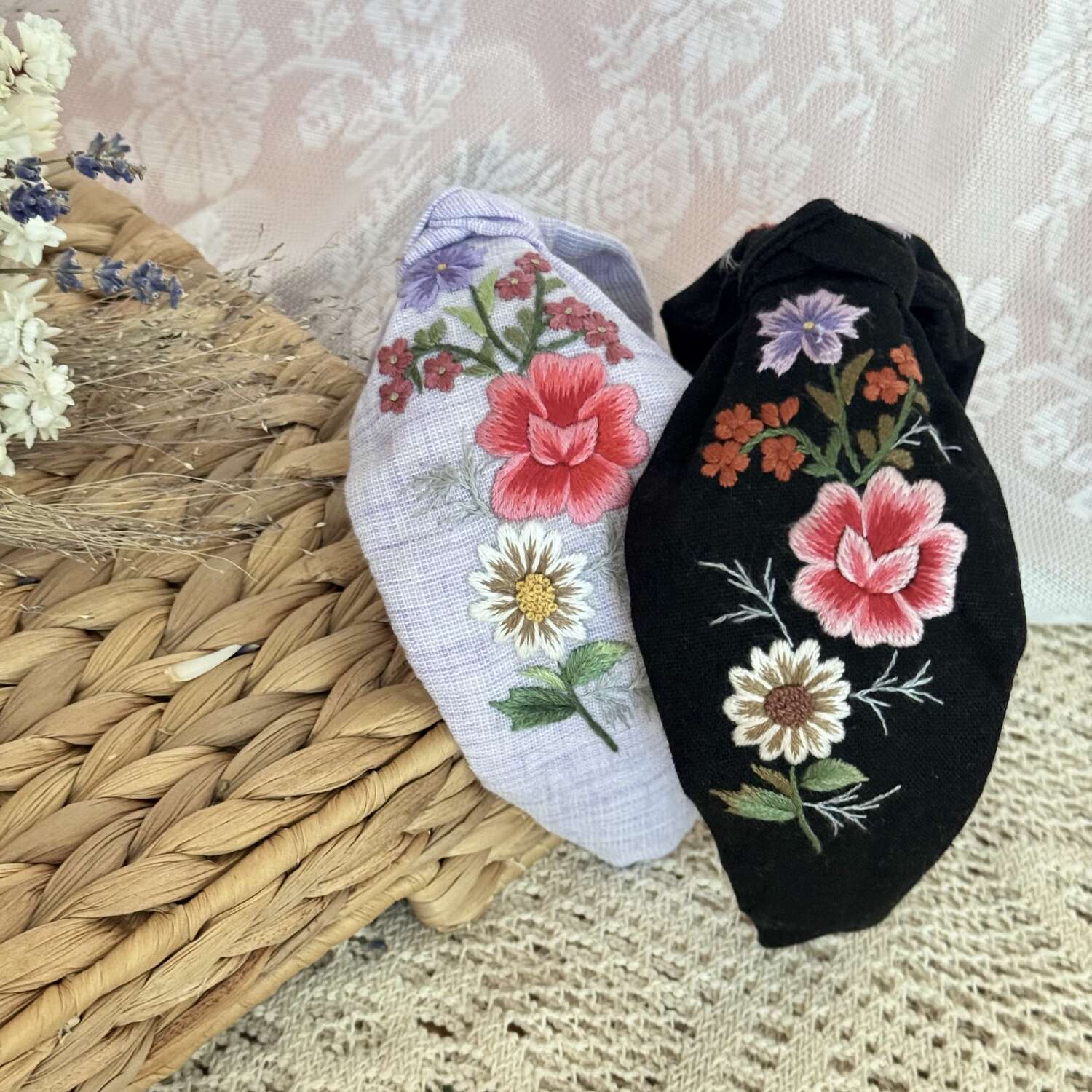 Käsin kirjottu turbaanipanta, ruusu ja valkovuokko -aiheinen kuvio kankaalla