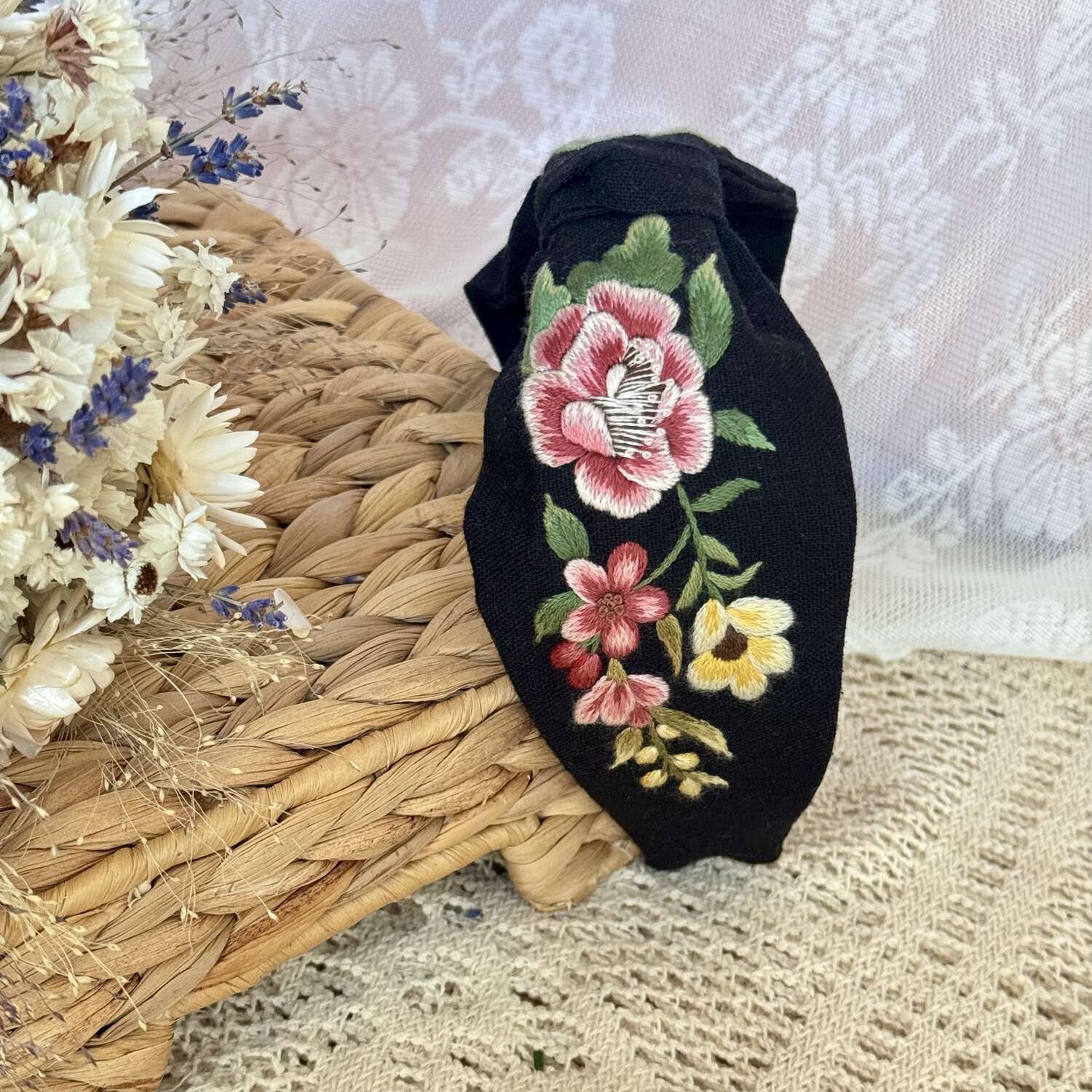 Käsin kirjottu turbaanipanta, ruusukimppu-aiheinen kuvio kankaalla