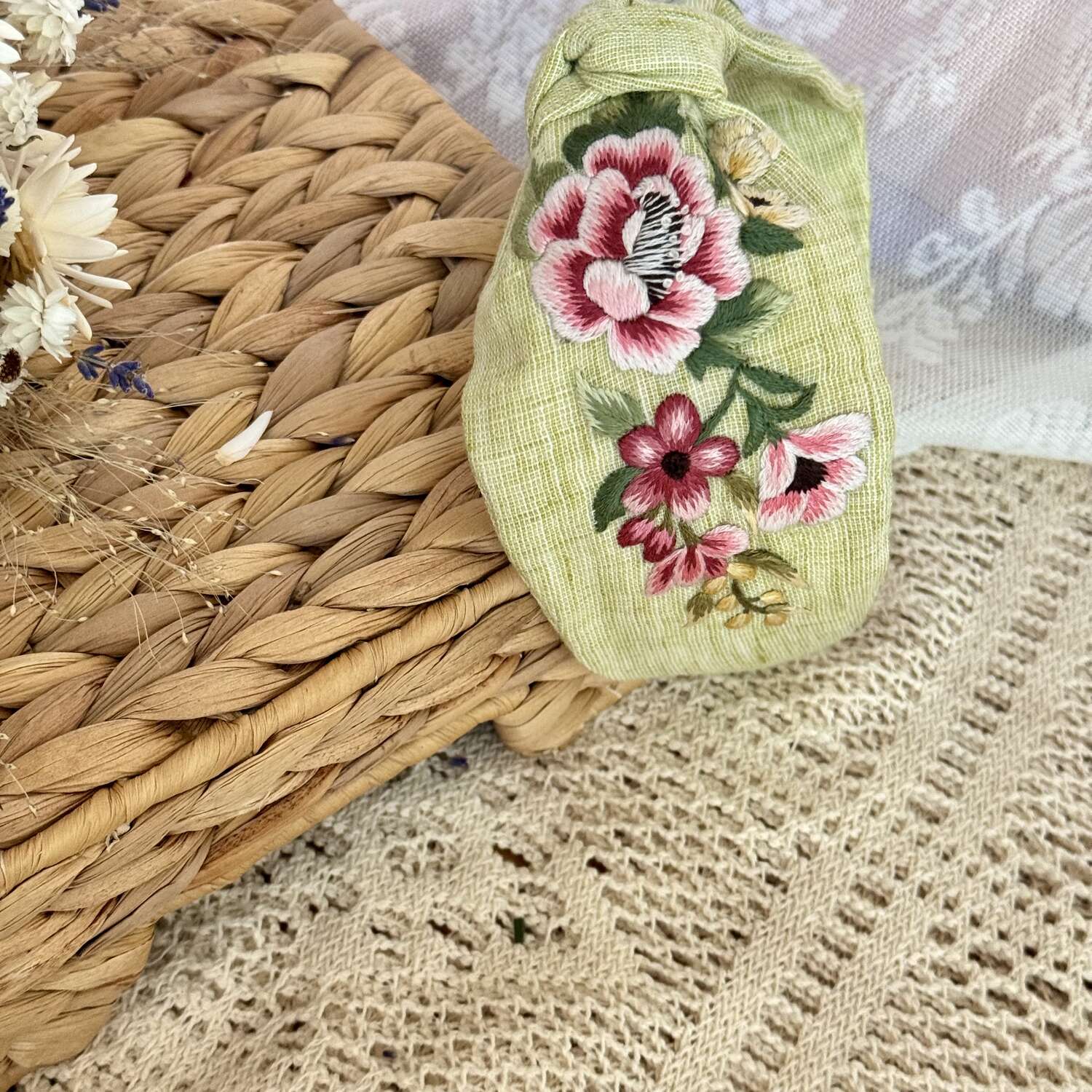 Käsin kirjottu turbaanipanta, ruusukimppu-aiheinen kuvio kankaalla