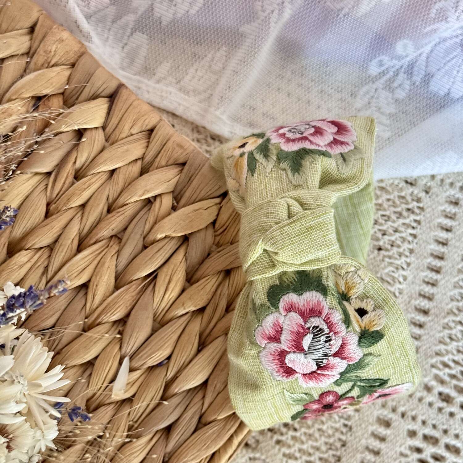 Käsin kirjottu turbaanipanta, ruusukimppu-aiheinen kuvio kankaalla