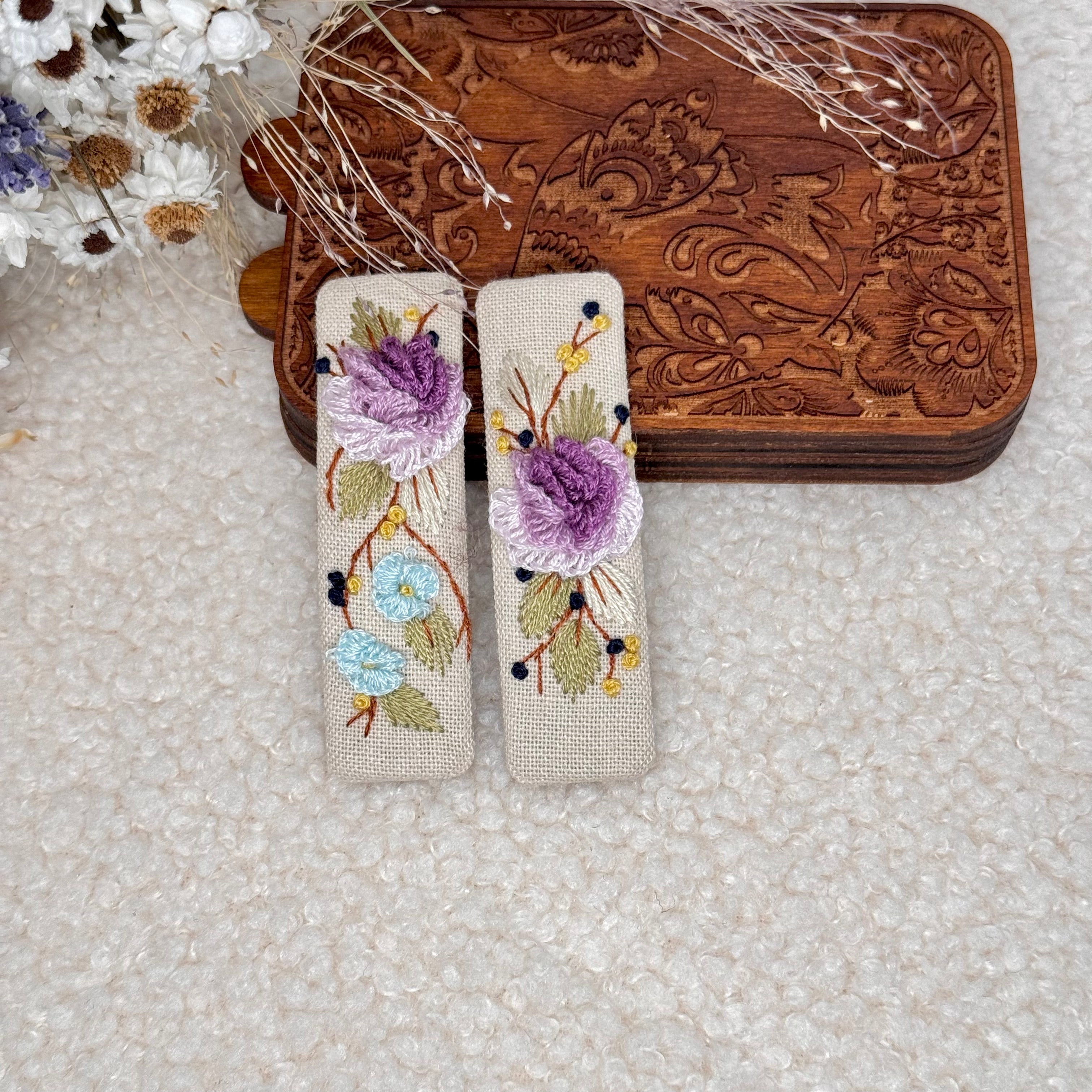 Käsin kirjotut hiuspinnit, ruusukimppu-aiheinen kuvio kankaalla