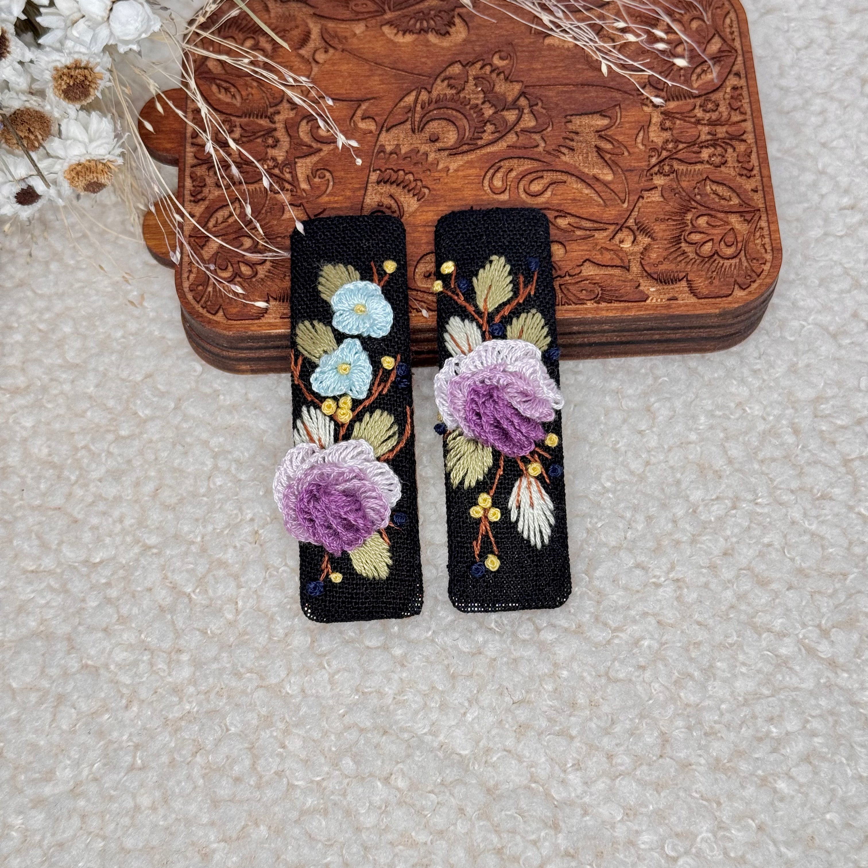 Käsin kirjotut hiuspinnit, ruusukimppu-aiheinen kuvio kankaalla