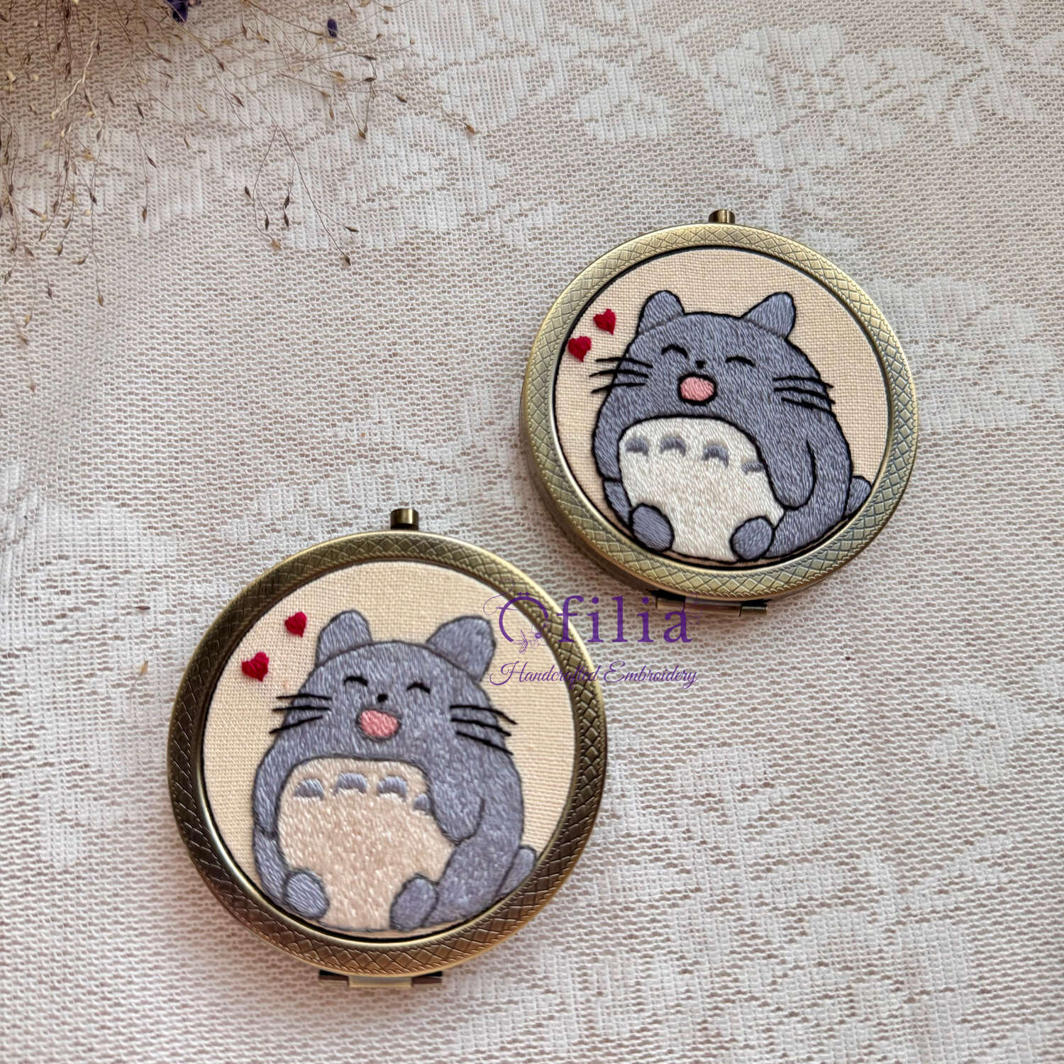 Käsinkirjailtu Söpö Chibi Totoron taskupeili – Ofilia Handmade