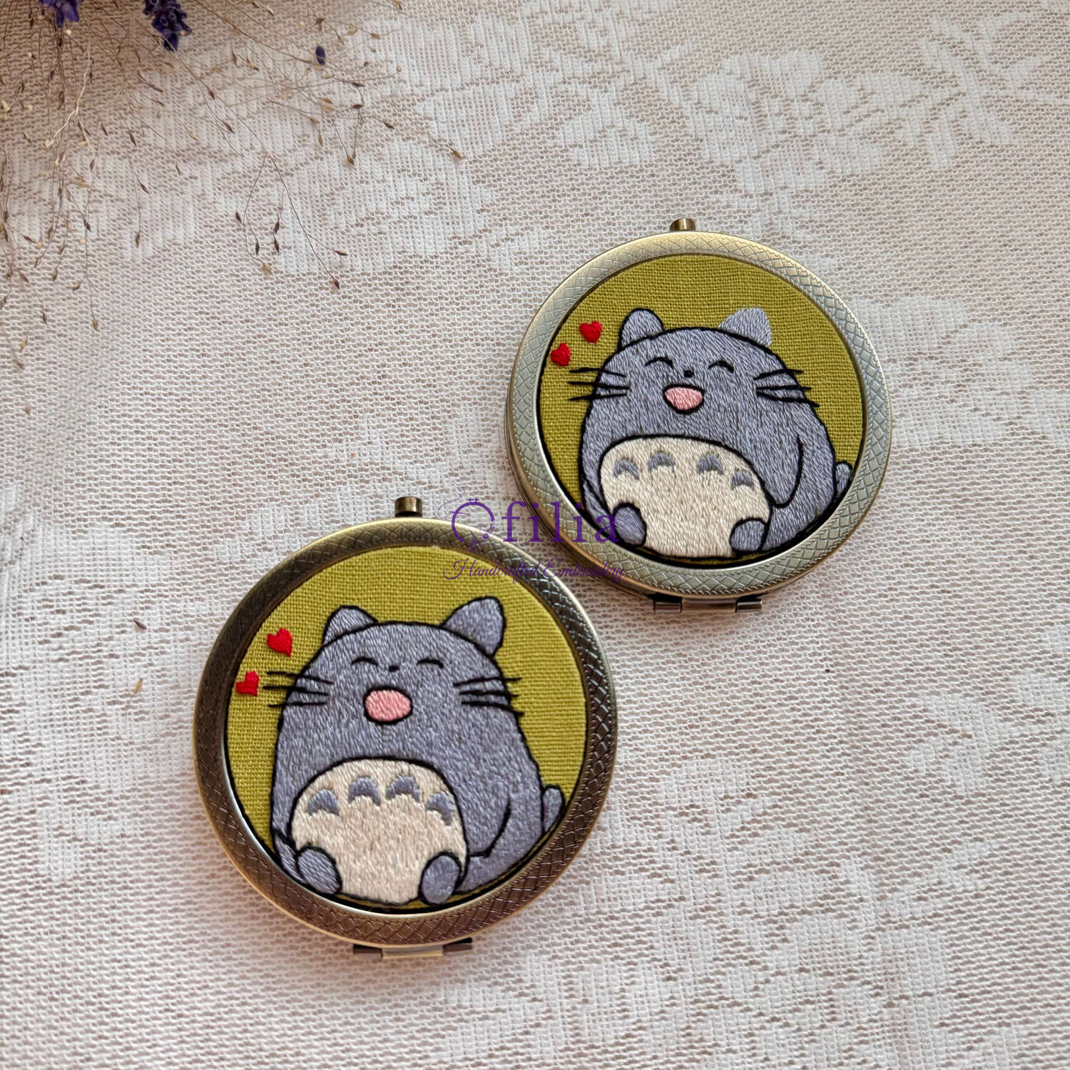 Käsinkirjailtu Söpö Chibi Totoron taskupeili – Ofilia Handmade