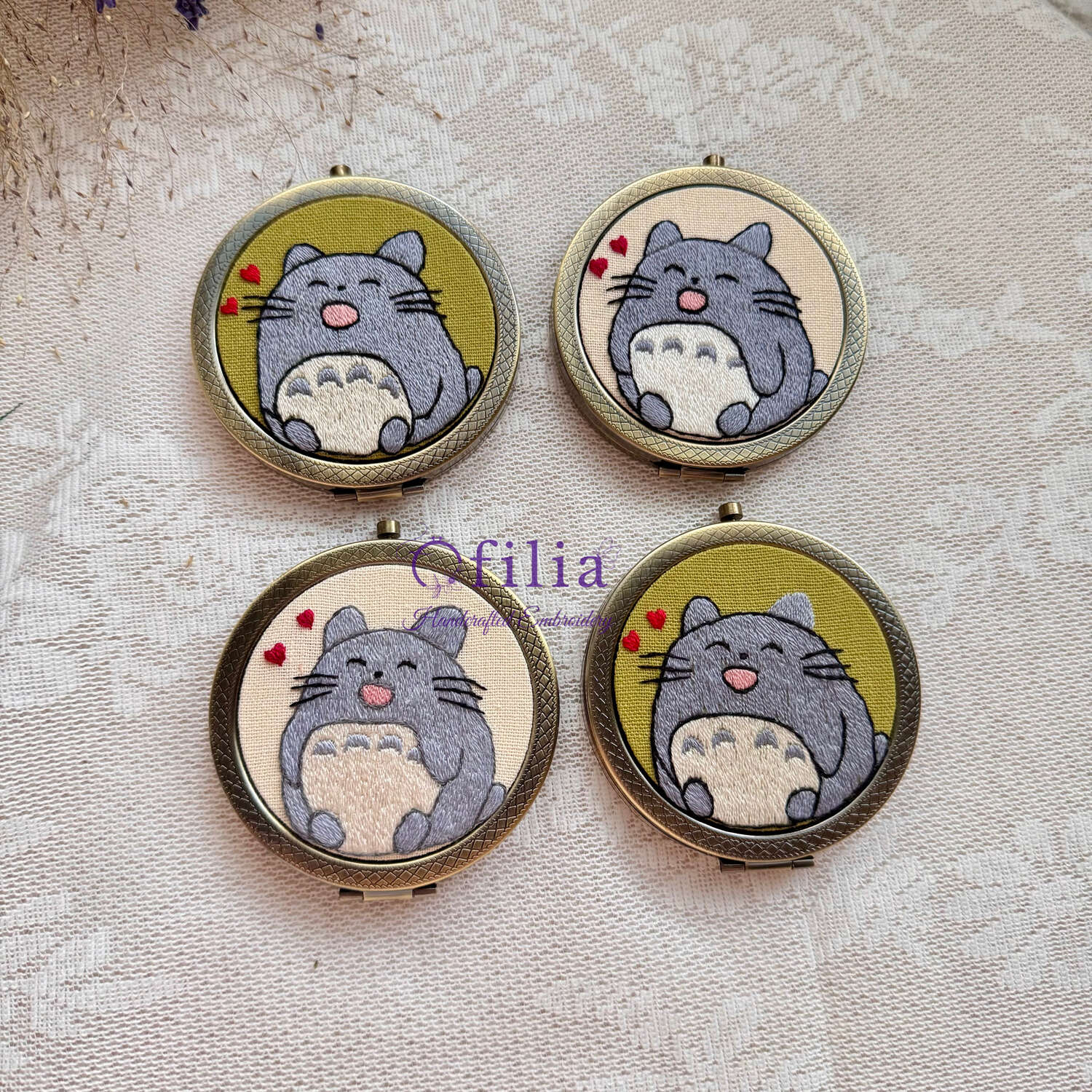 Käsinkirjailtu Söpö Chibi Totoron taskupeili – Ofilia Handmade