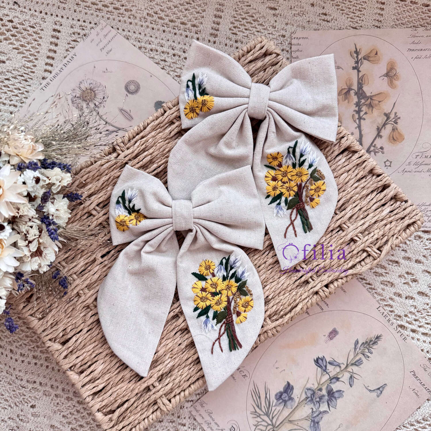 Käsinkirjailtu Salokeltanojen ja lumikellon hiusrusetti – Ofilia Handmade