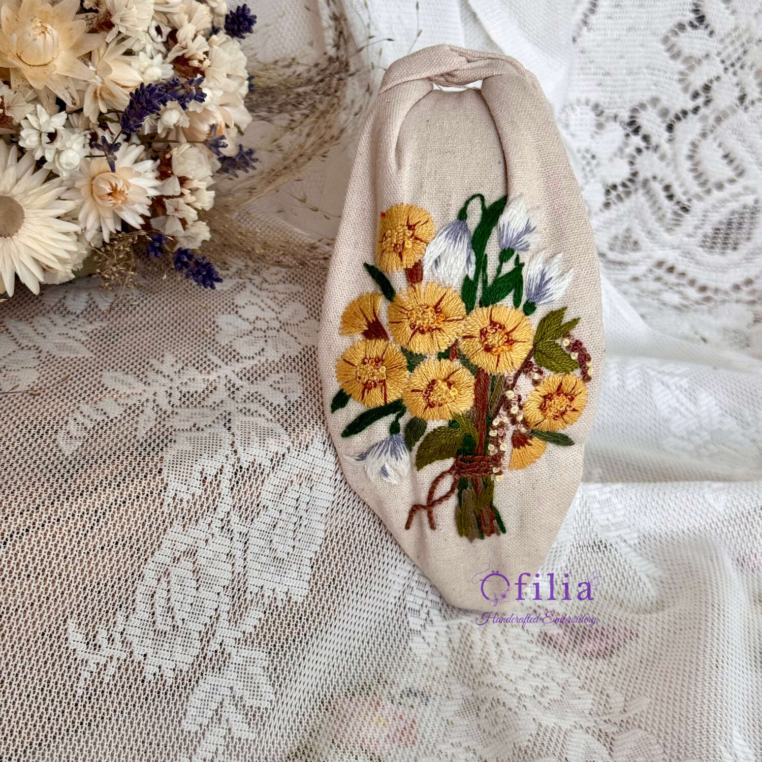 Käsinkirjailtu Salokeltanojen ja lumikellon turbaanipanta – Ofilia Handmade