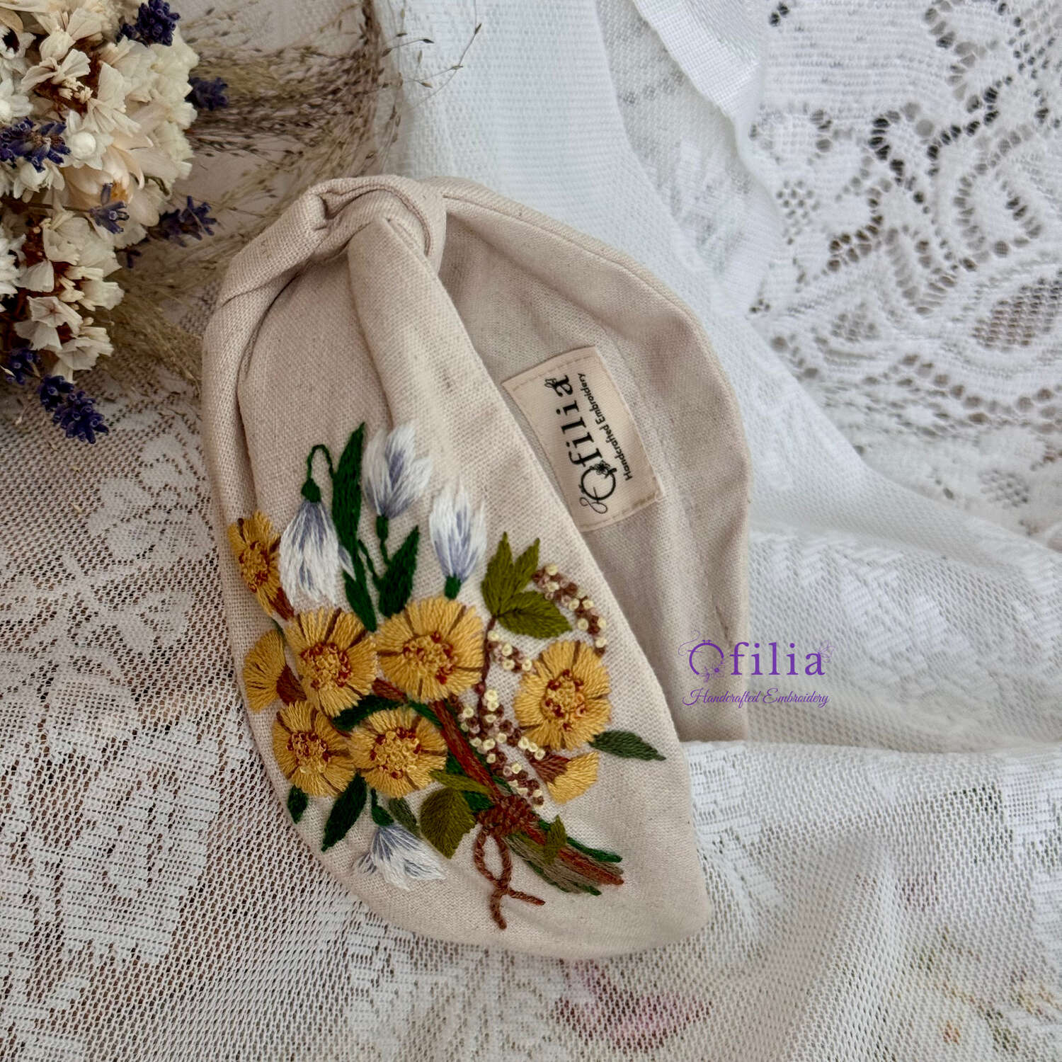 Käsinkirjailtu Salokeltanojen ja lumikellon turbaanipanta – Ofilia Handmade