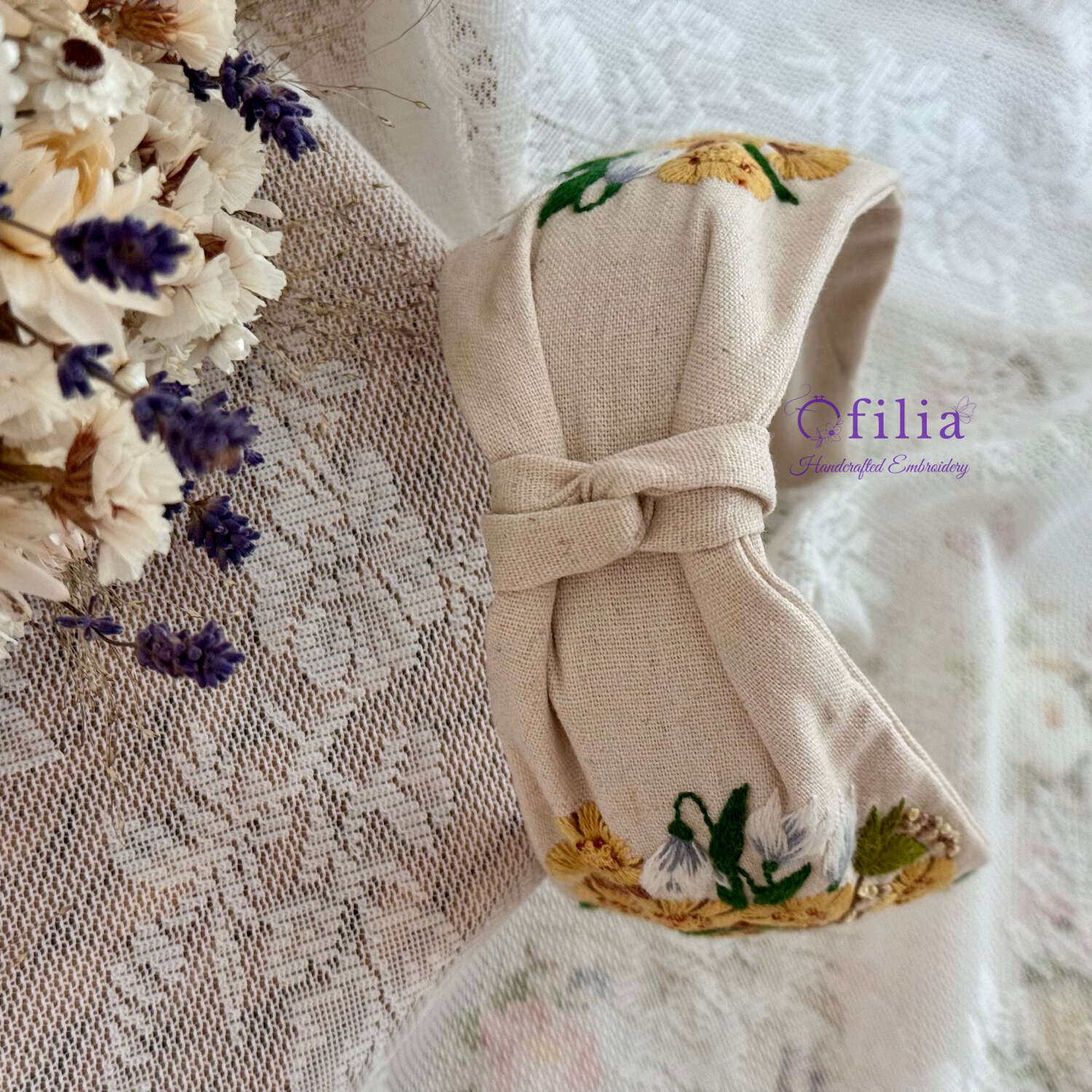 Käsinkirjailtu Salokeltanojen ja lumikellon turbaanipanta – Ofilia Handmade