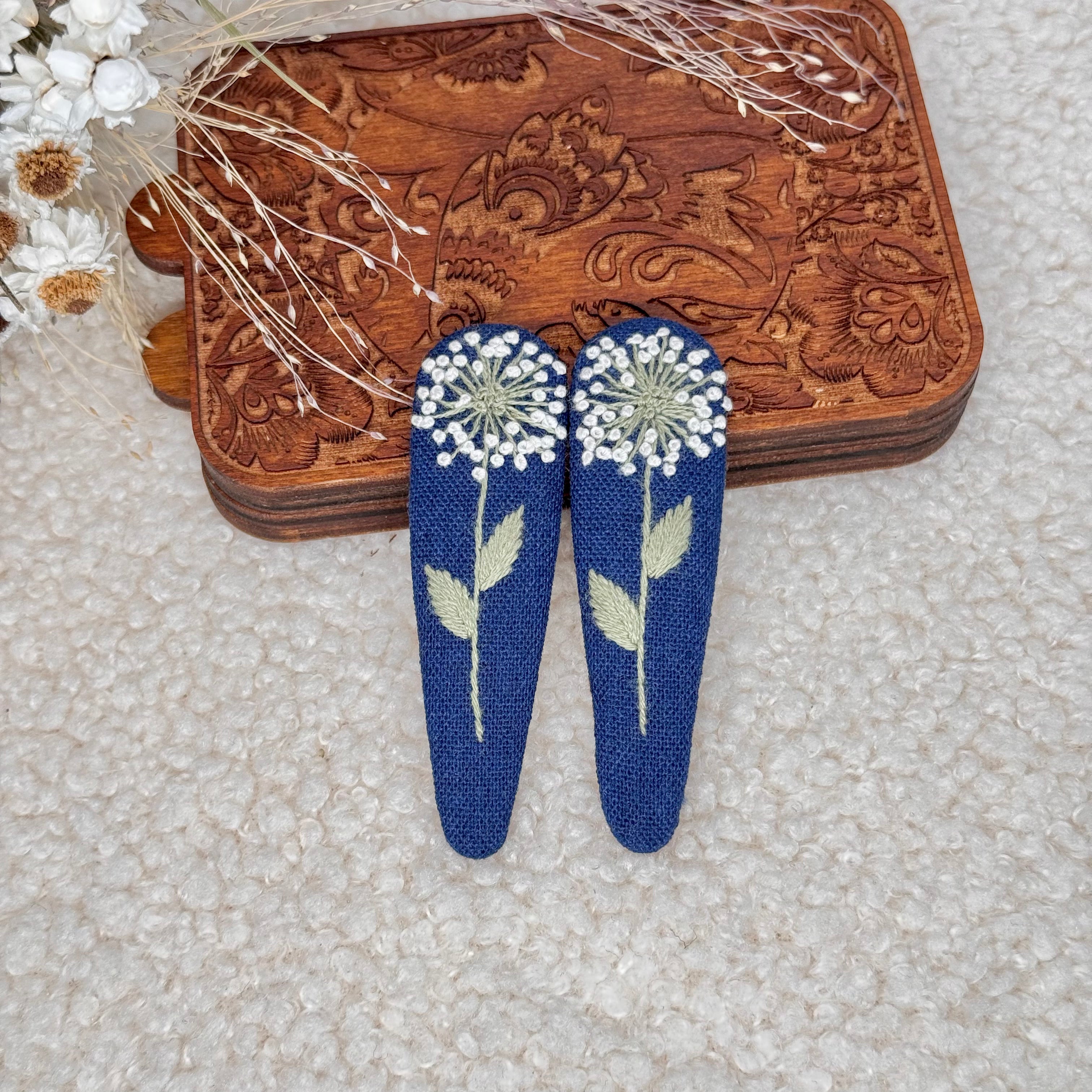 Käsin kirjotut hiuspinnit, sarjakukkaiskasvi-aiheinen kuvio kankaalla