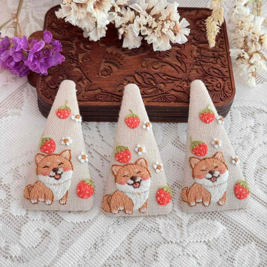 Brodeeratut söpöt eläinten hiusneulat - Shiba Inu ja mansikat 