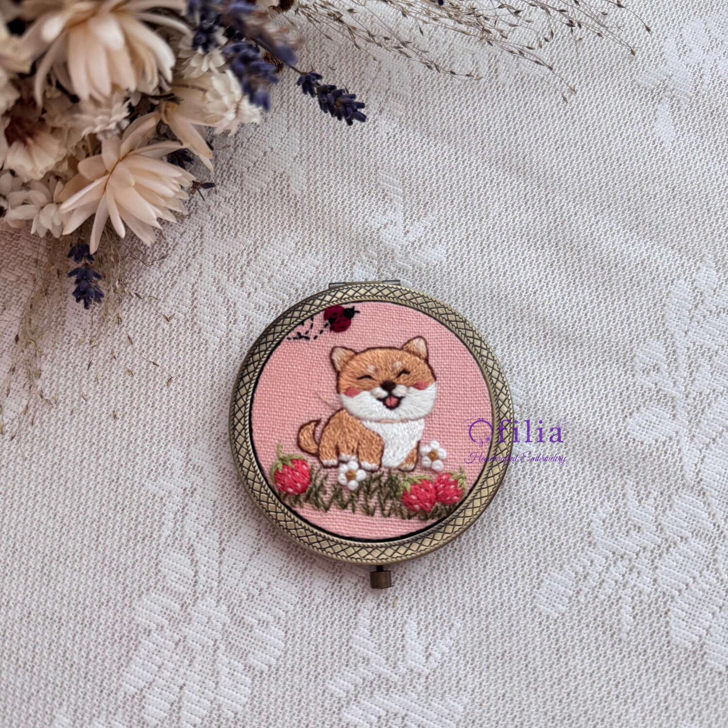 Käsinkirjailtu Shiba & mansikka taskupeili – Ofilia Handmade