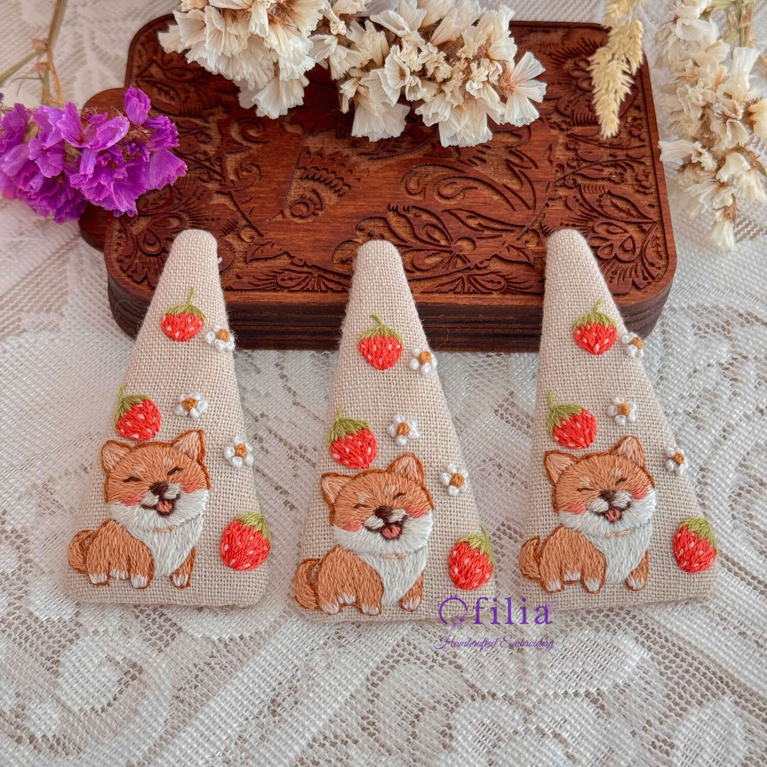 Käsinkirjailtu Shiba ja mansikka hiuspinni – Ofilia Handmade