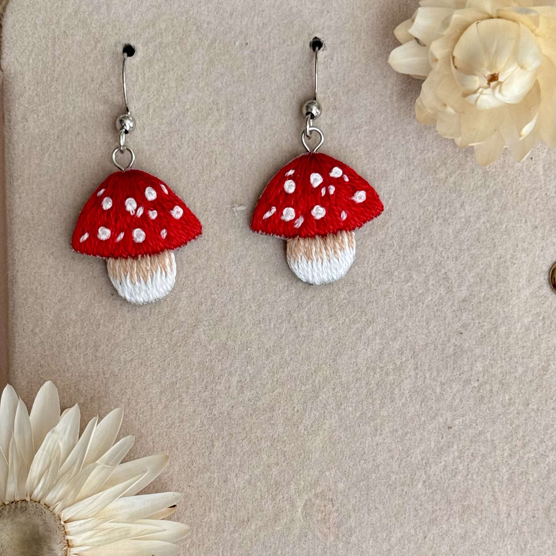 Käsin kirjotut korvakorut, sieni-aiheinen kuvio