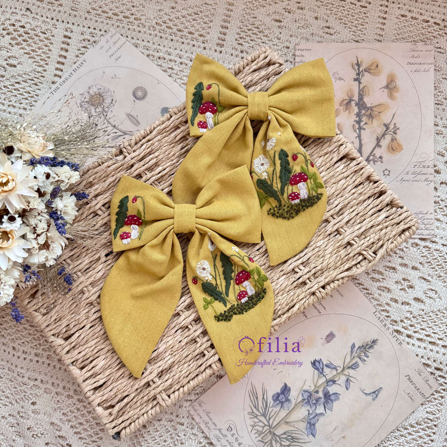 Käsinkirjailtu Sieni ja voikukka hiusrusetti – Ofilia Handmade