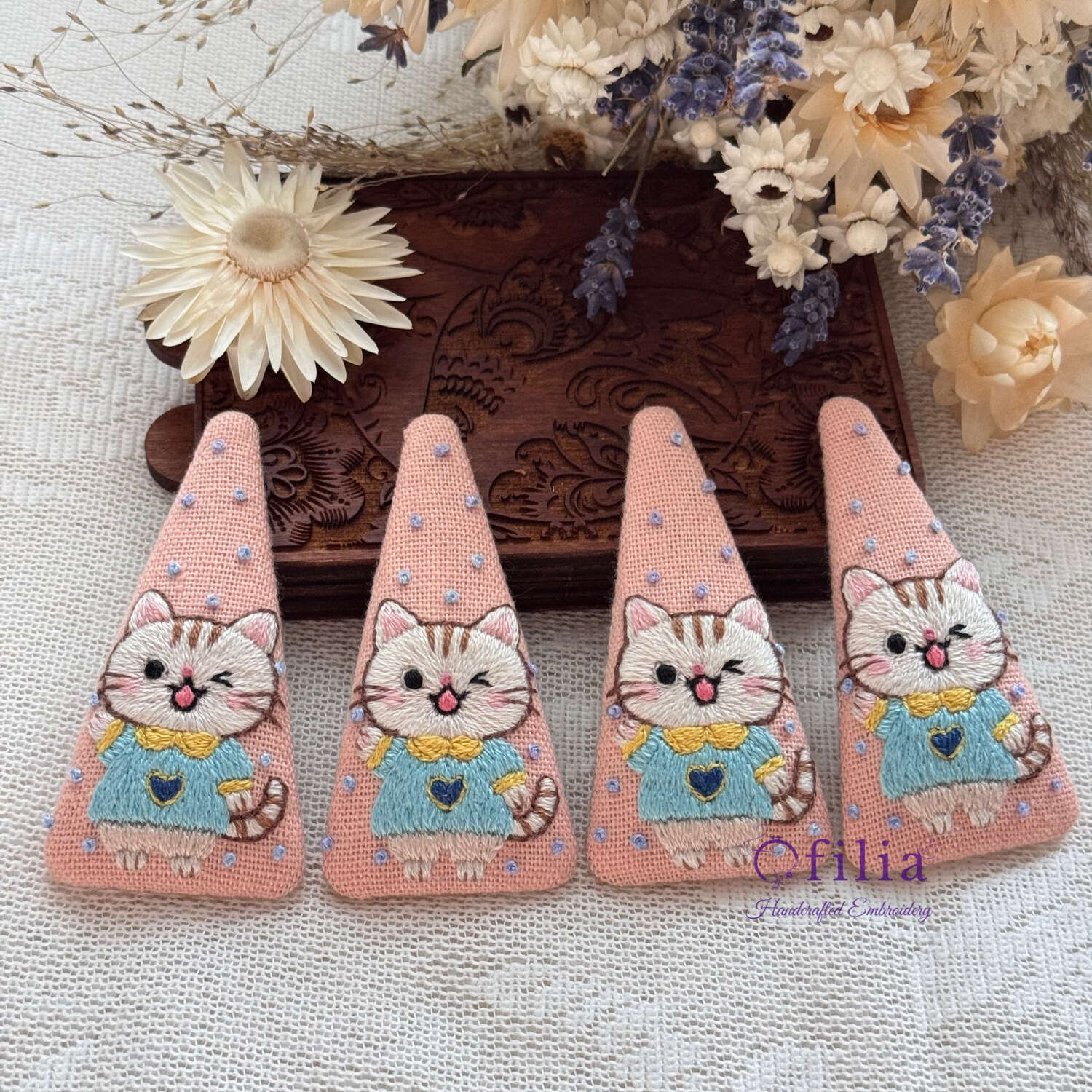 Käsinkirjailtu sinisessä esiliinassa kissa hiuspinni – Ofilia Handmade