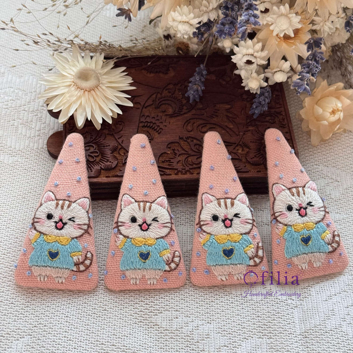 Käsinkirjailtu sinisessä esiliinassa kissa hiuspinni – Ofilia Handmade