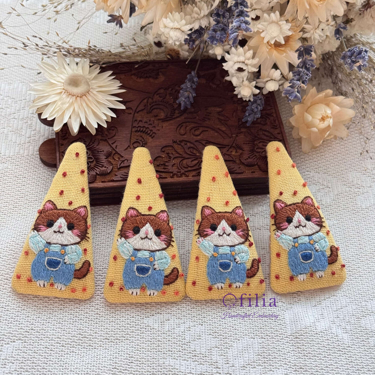 Käsinkirjailtu sinisessä haalarissa kissa hiuspinni – Ofilia Handmade