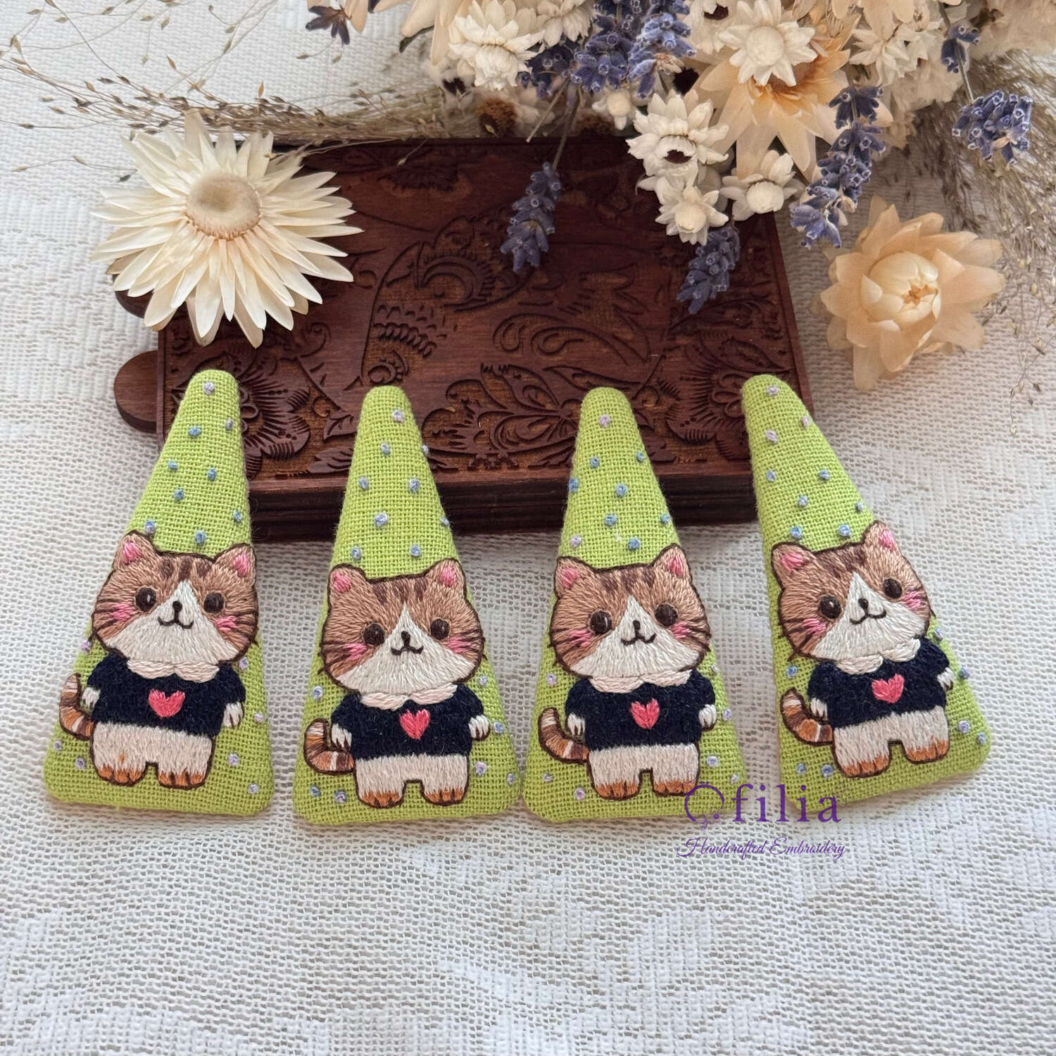 Käsinkirjailtu sinisessä paidassa kissa hiuspinni – Ofilia Handmade