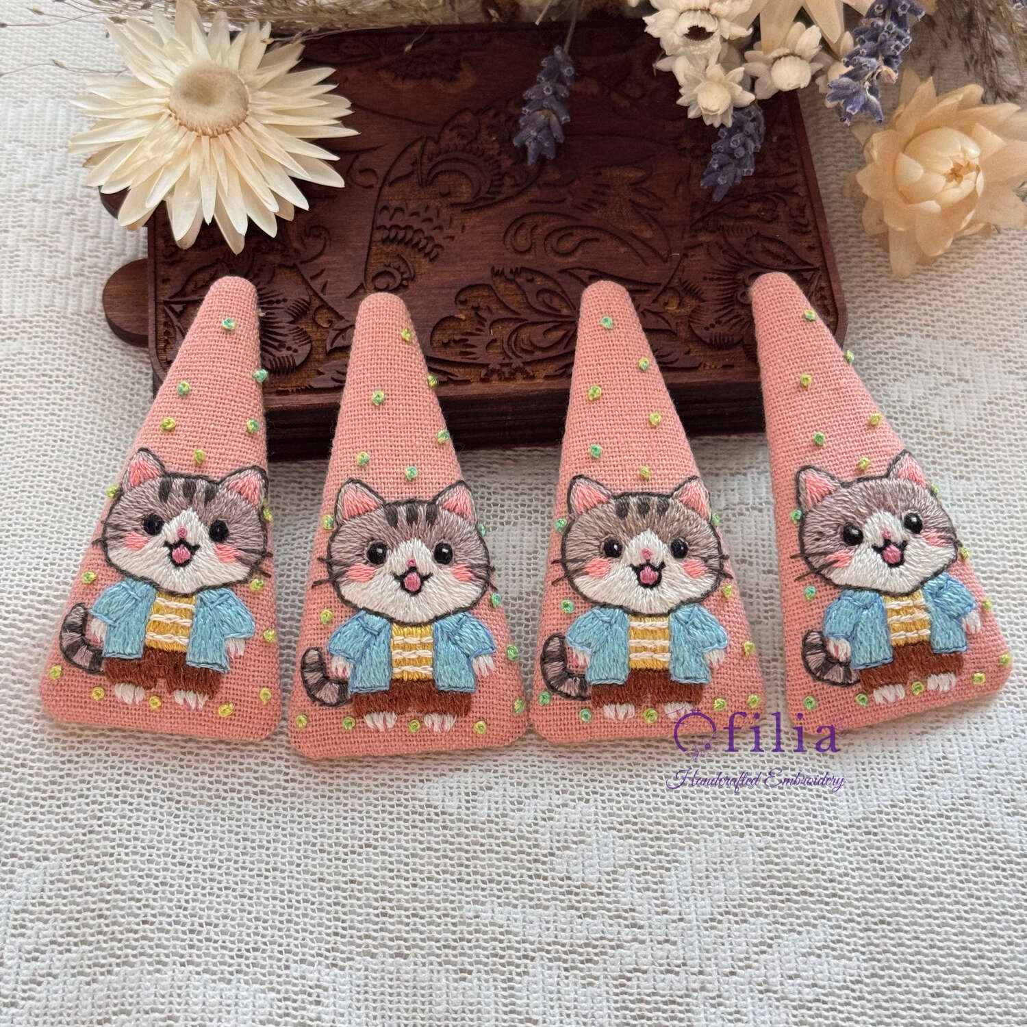 Käsinkirjailtu sinisessä takissa kissa hiuspinni – Ofilia Handmade