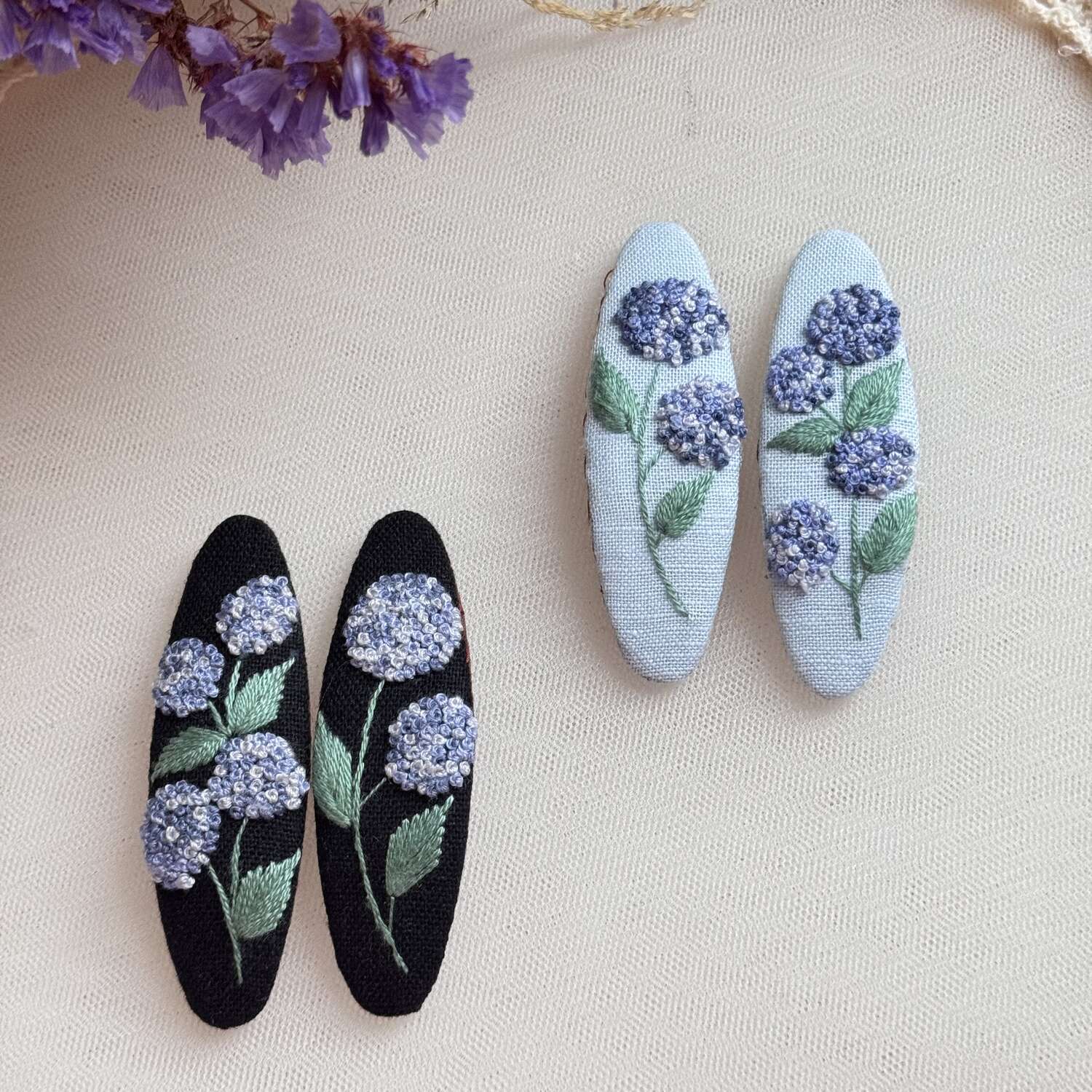 Käsin kirjotut hiuspinnit, sininen hortensia -aiheinen kuvio kankaalla