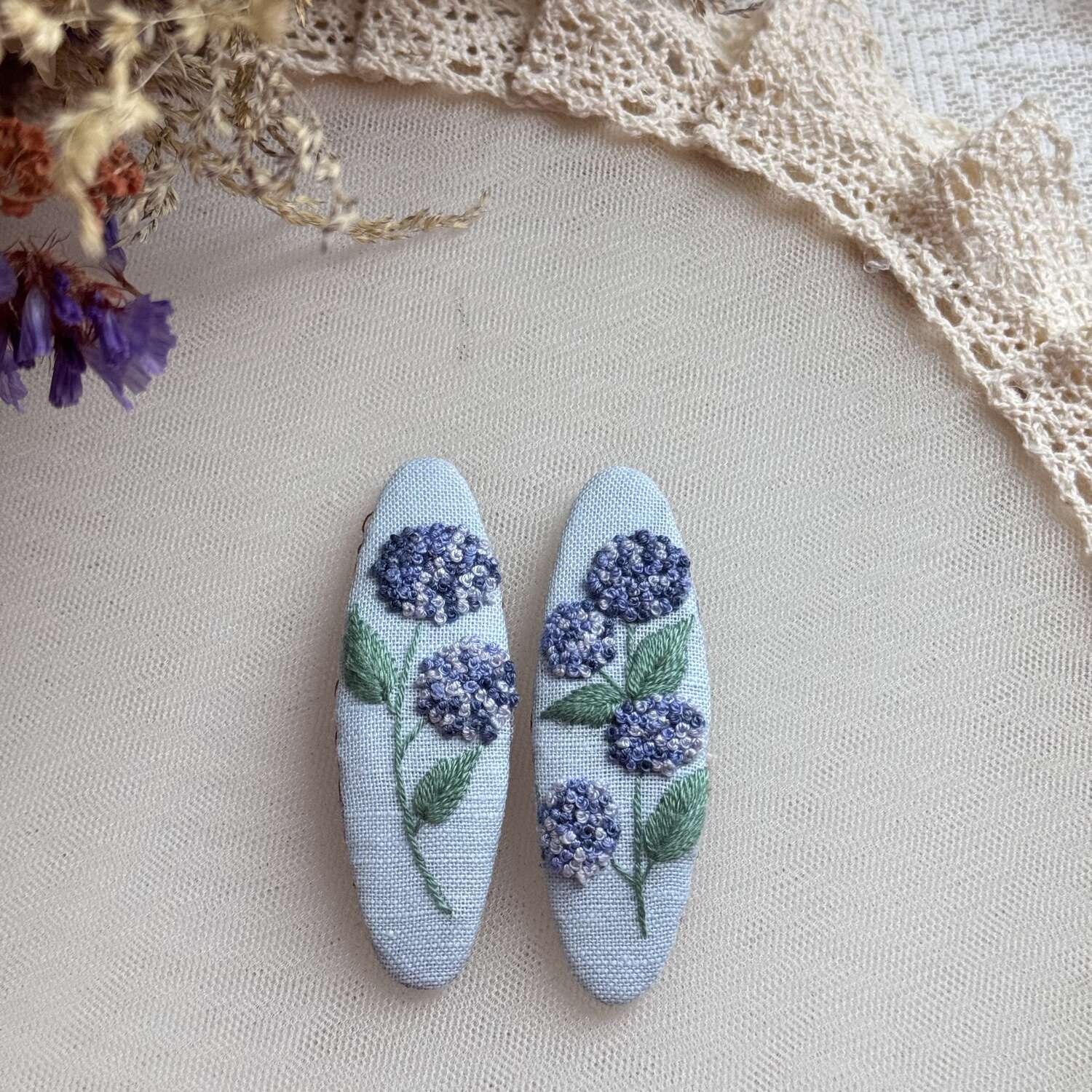 Käsin kirjotut hiuspinnit, sininen hortensia -aiheinen kuvio kankaalla