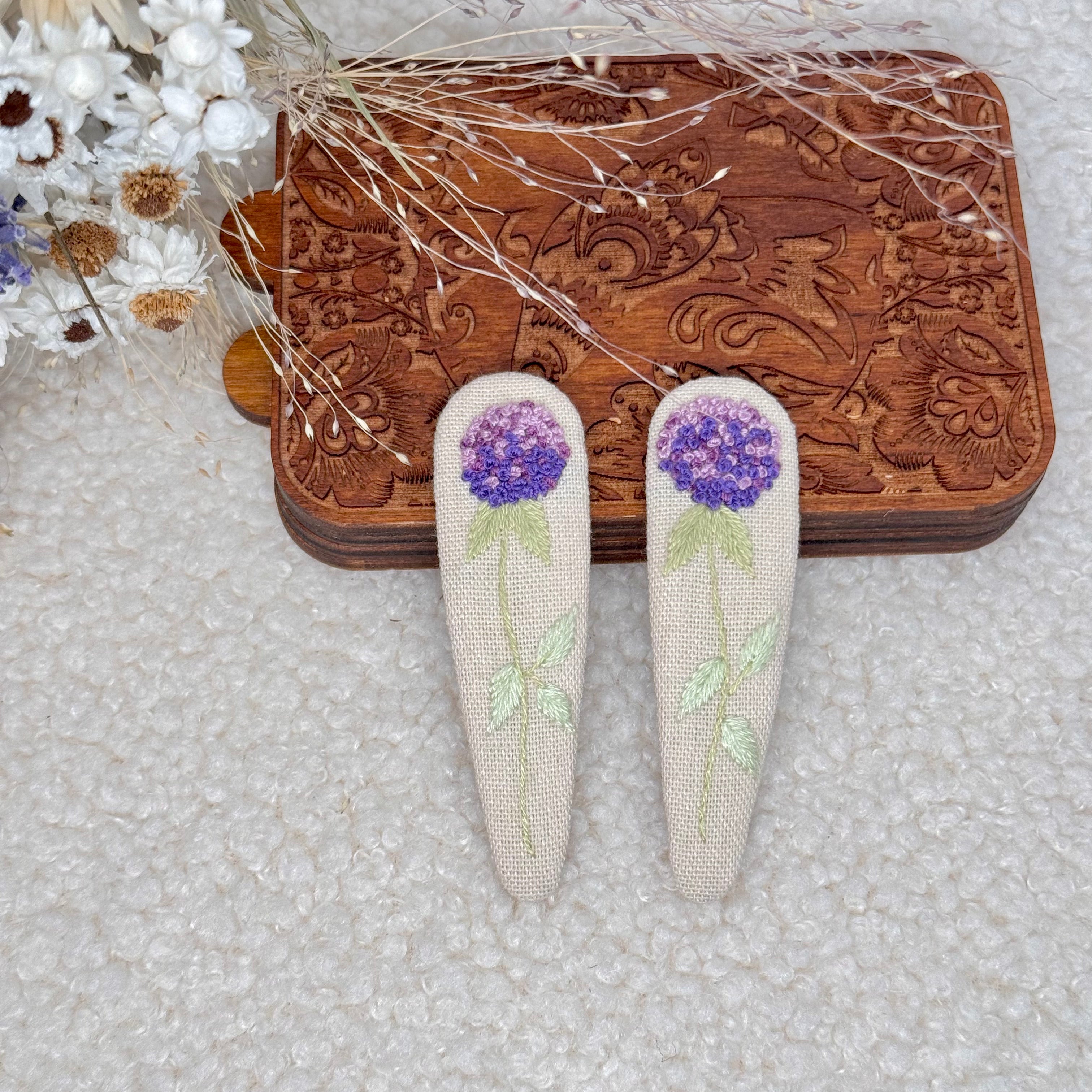 Käsin kirjotut hiuspinnit, sinivarjo-aiheinen kuvio kankaalla