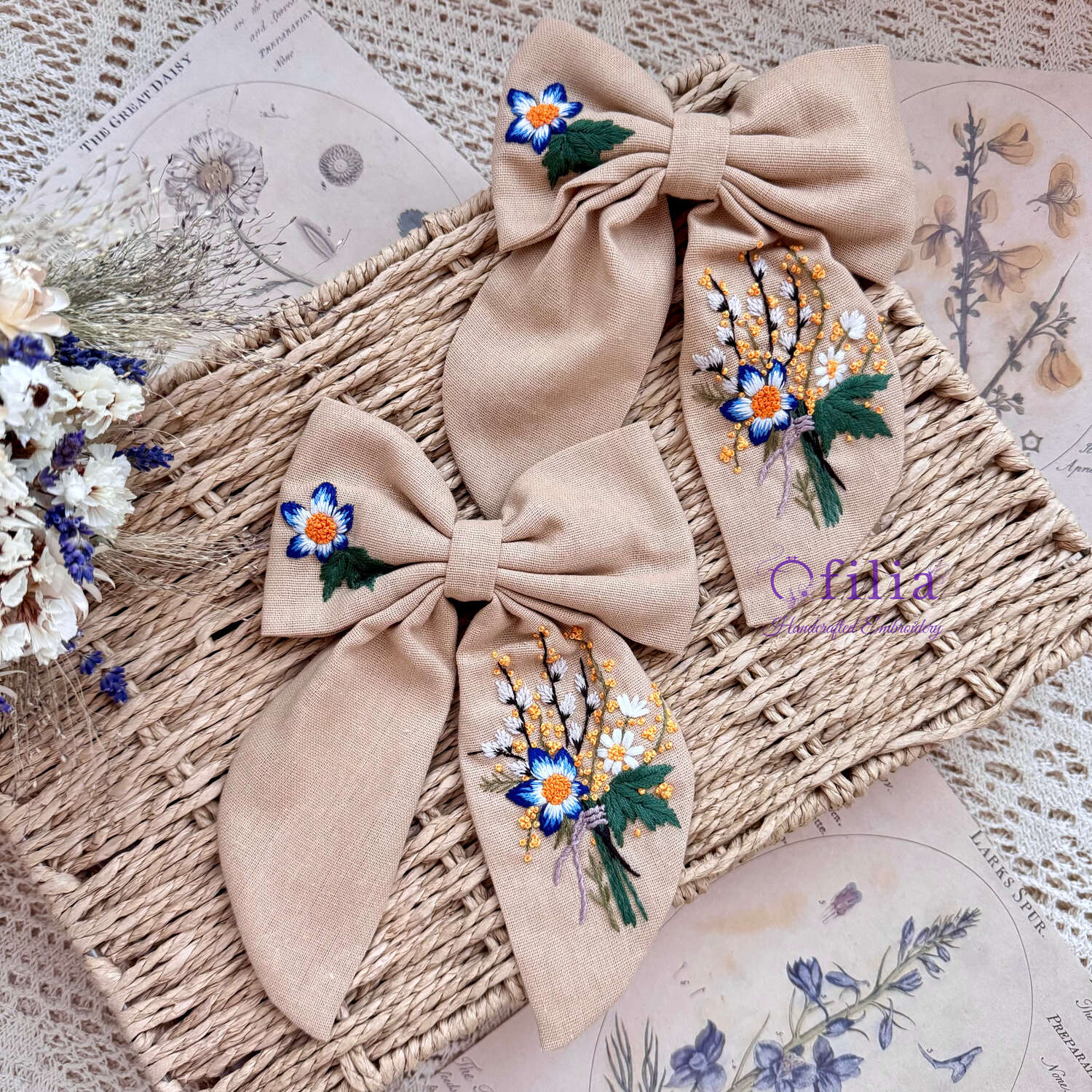 Käsinkirjailtu Sinivuokko ja päivänkakkara hiusrusetti – Ofilia Handmade