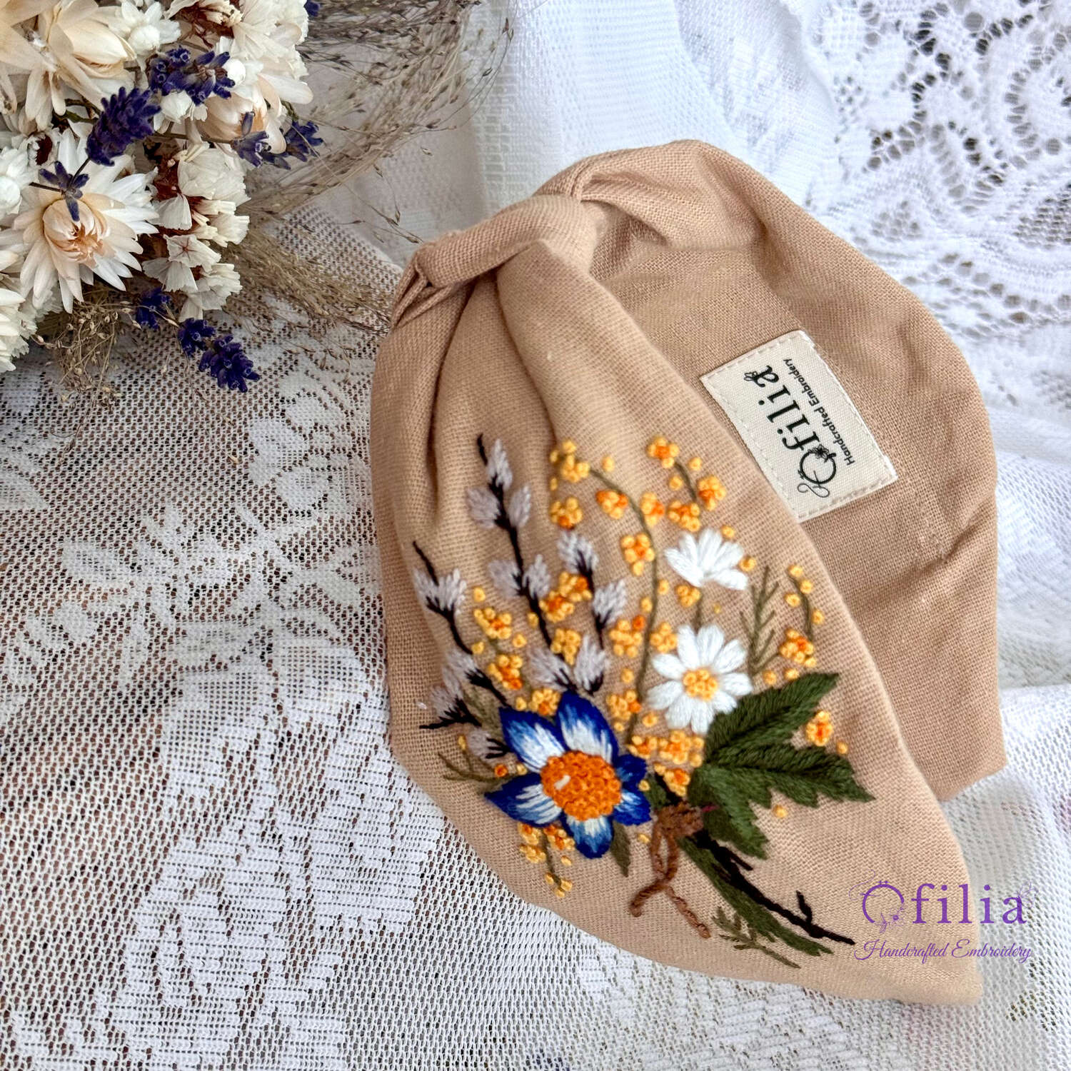 Käsinkirjailtu Sinivuokko ja päivänkakkara turbaanipanta – Ofilia Handmade