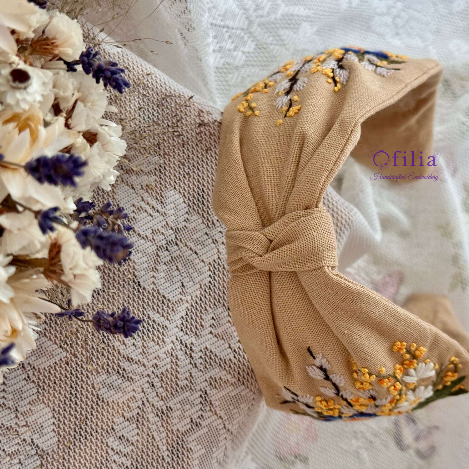 Käsinkirjailtu Sinivuokko ja päivänkakkara turbaanipanta – Ofilia Handmade