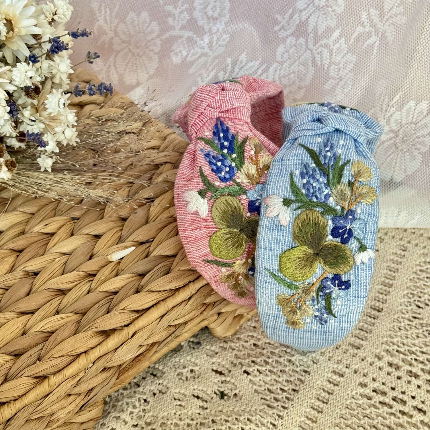 Käsin kirjottu turbaanipanta, sinivuokko-aiheinen kuvio kankaalla