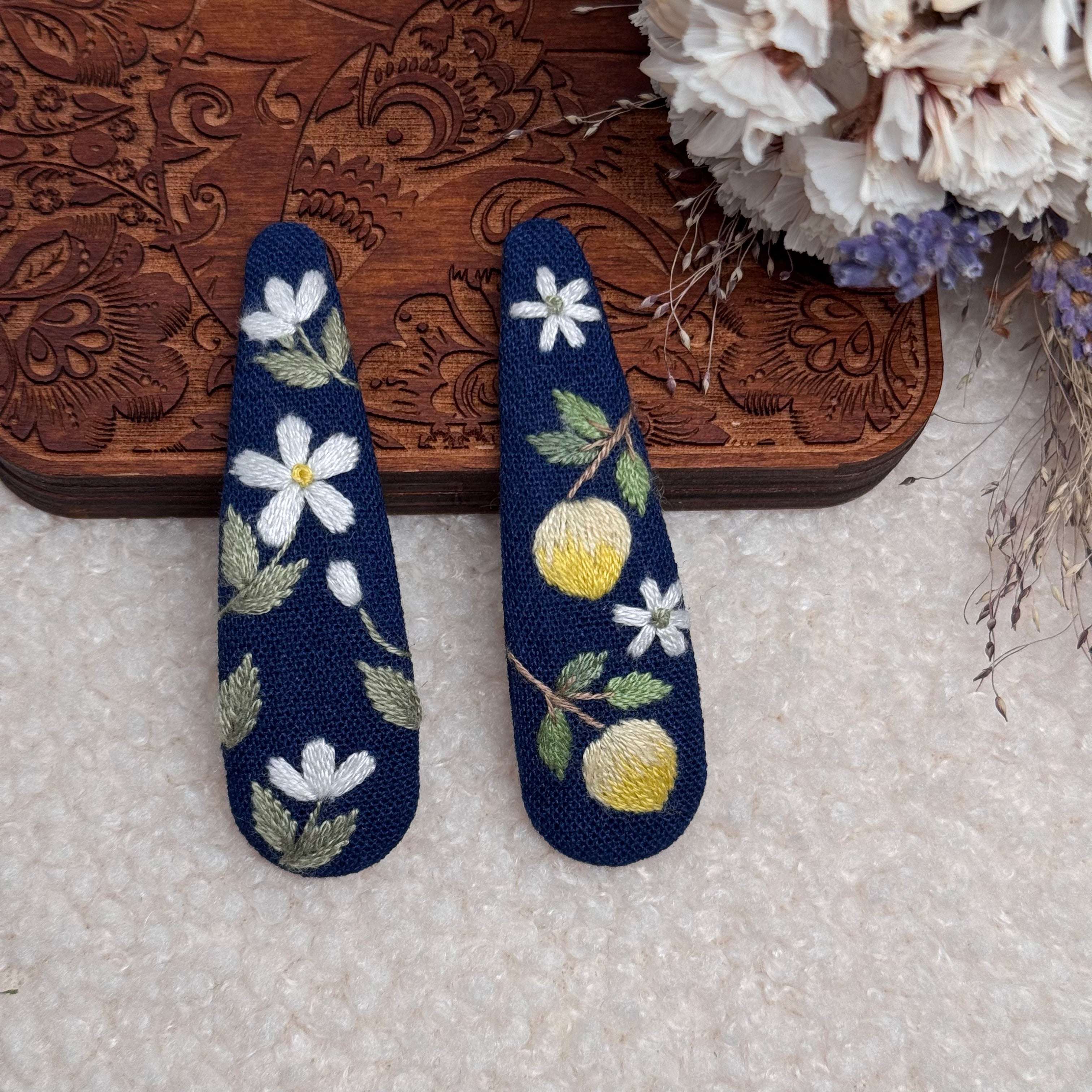 Käsin kirjotut hiuspinnit, sitruuna-aiheinen kuvio kankaalla