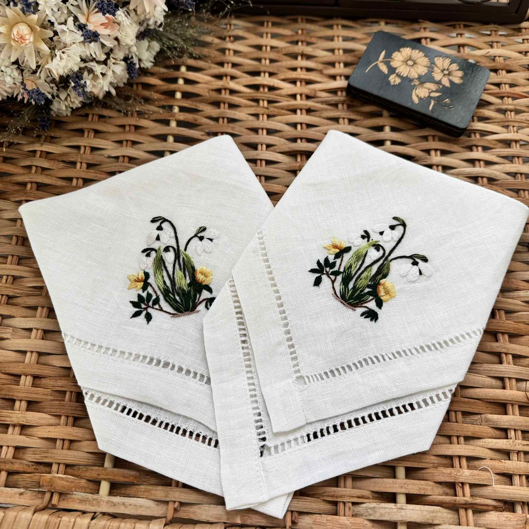 Lumikello ja Rentukka Nenäliina