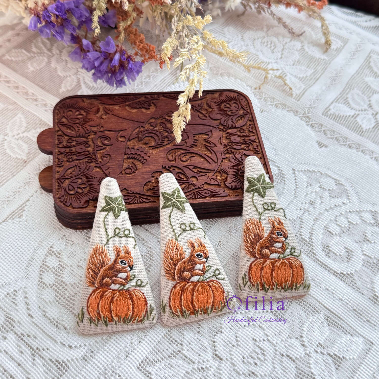 Käsinkirjottu syksyinen orava ja kurpitsa hiuspinni – Ofilia Handmade