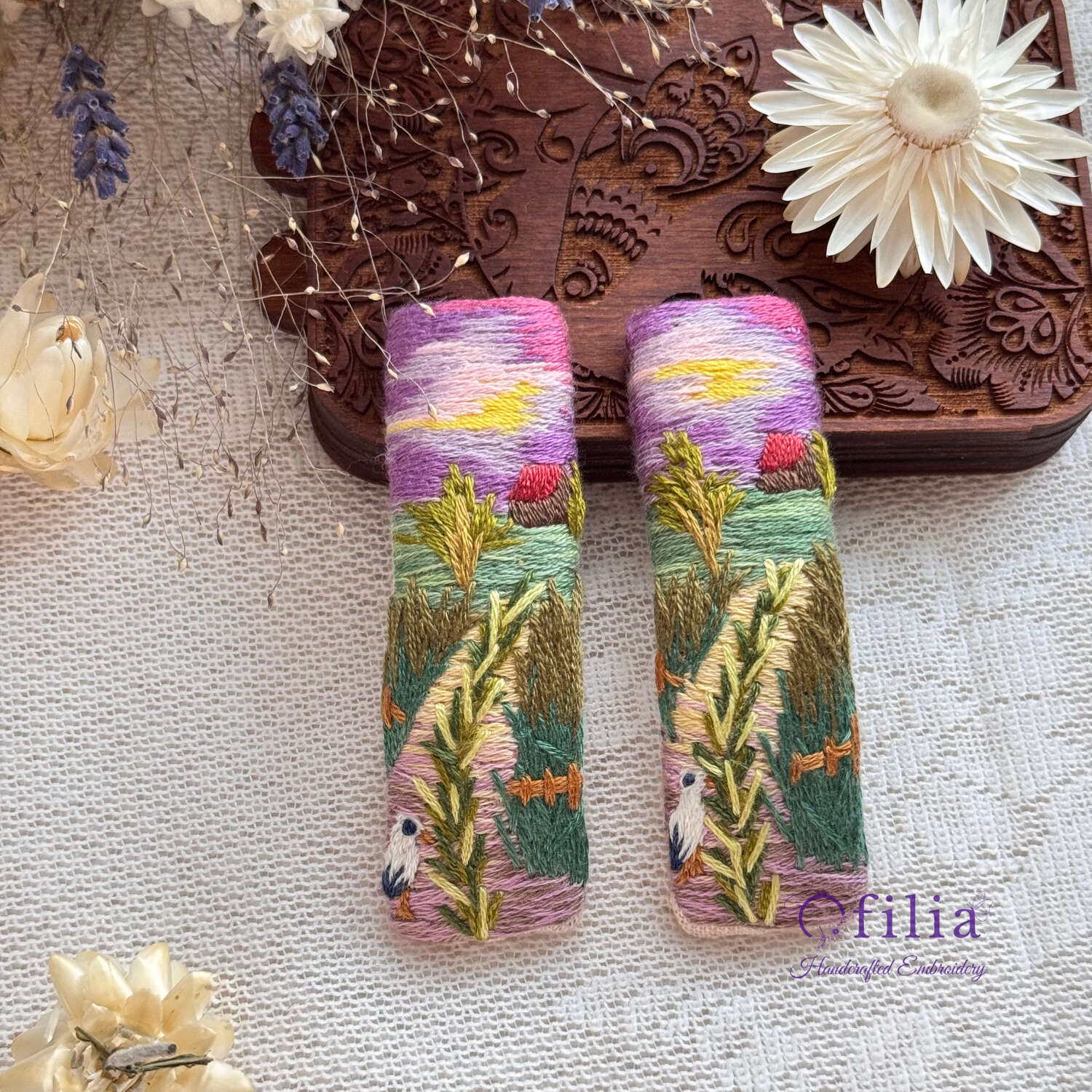 Käsinkirjailtu syksyiset korret purppurataivaalla maisemahiuspinni – Ofilia Handmade