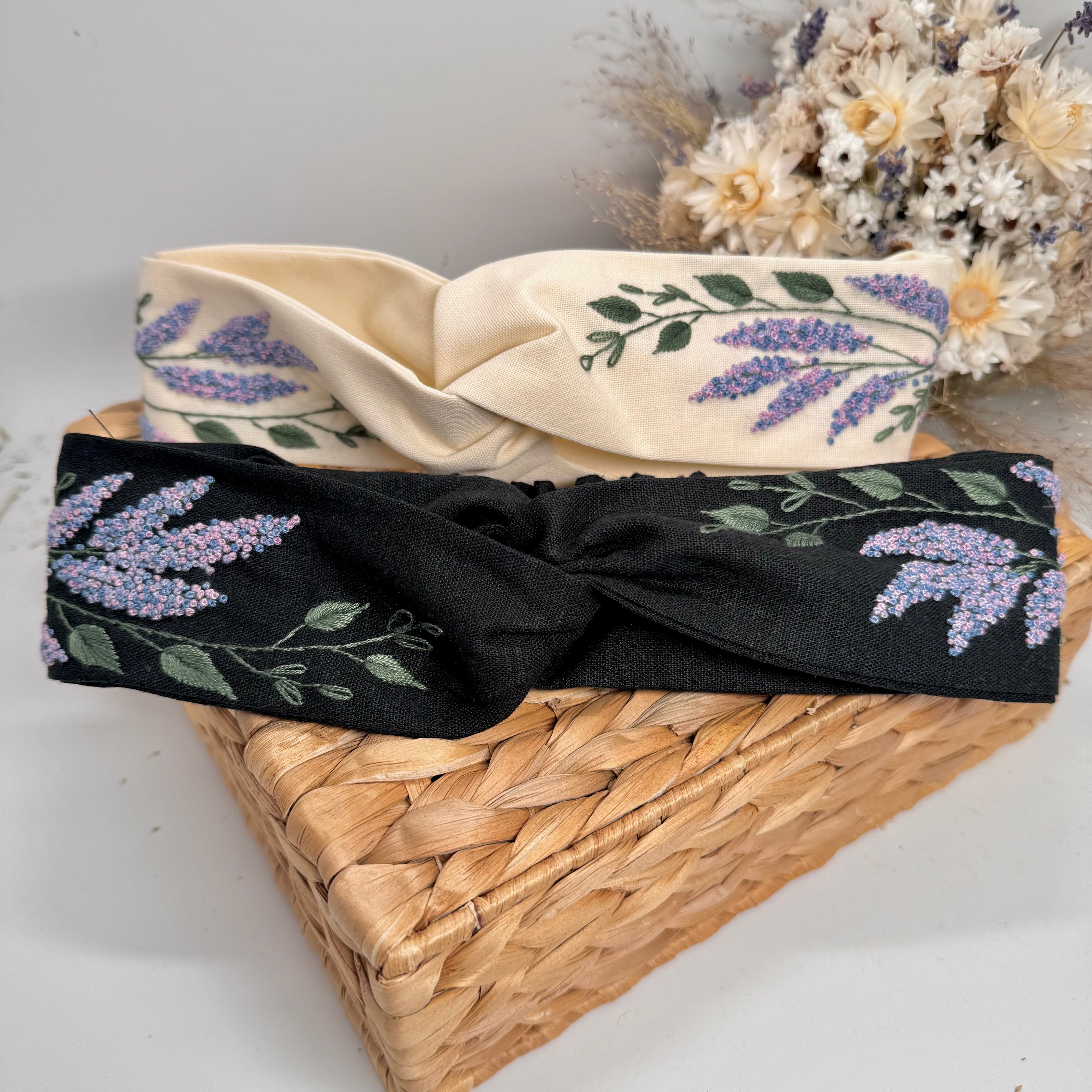 Käsin kirjottu joustava hiuspanta, syreeni-aiheinen kuvio kankaalla