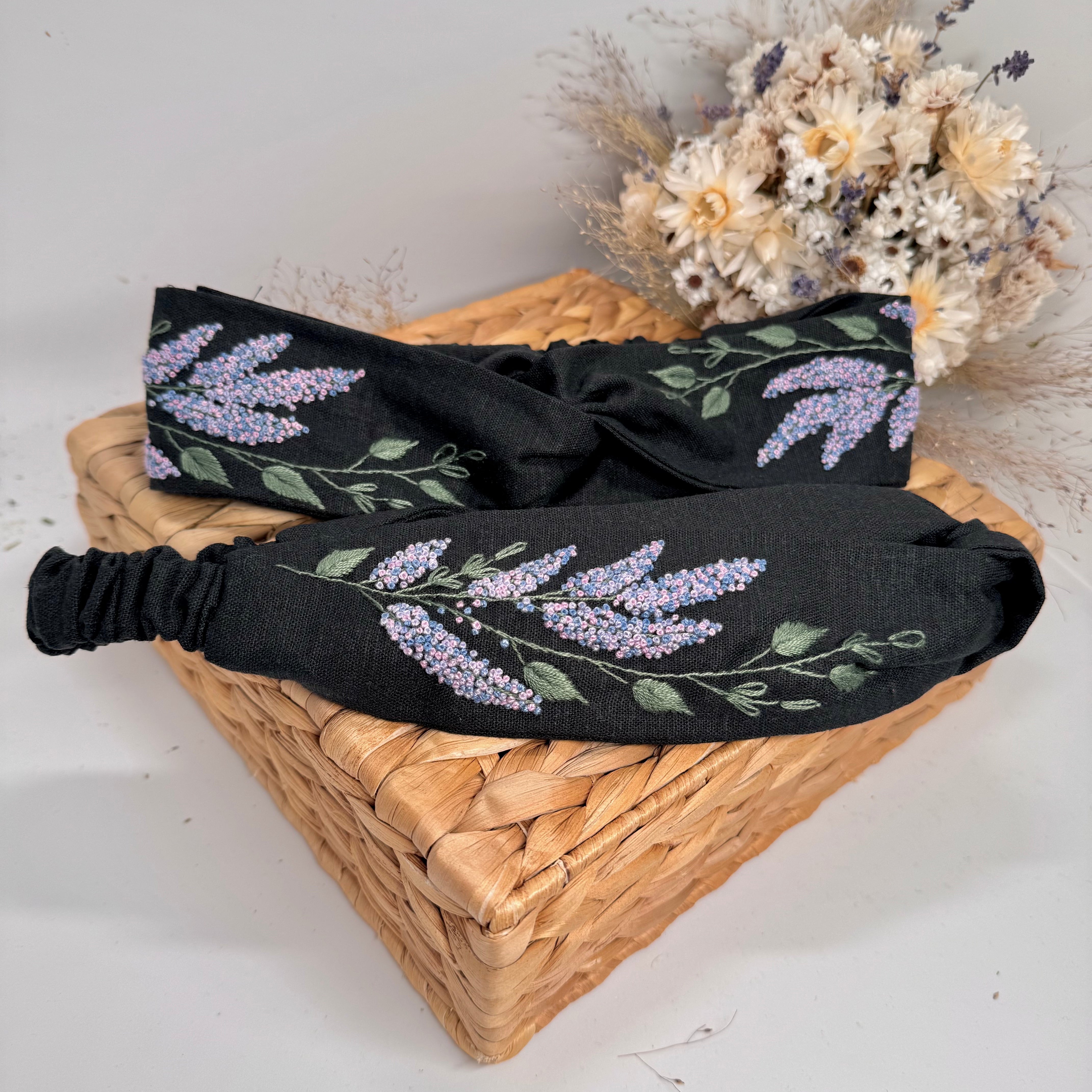 Käsin kirjottu joustava hiuspanta, syreeni-aiheinen kuvio kankaalla