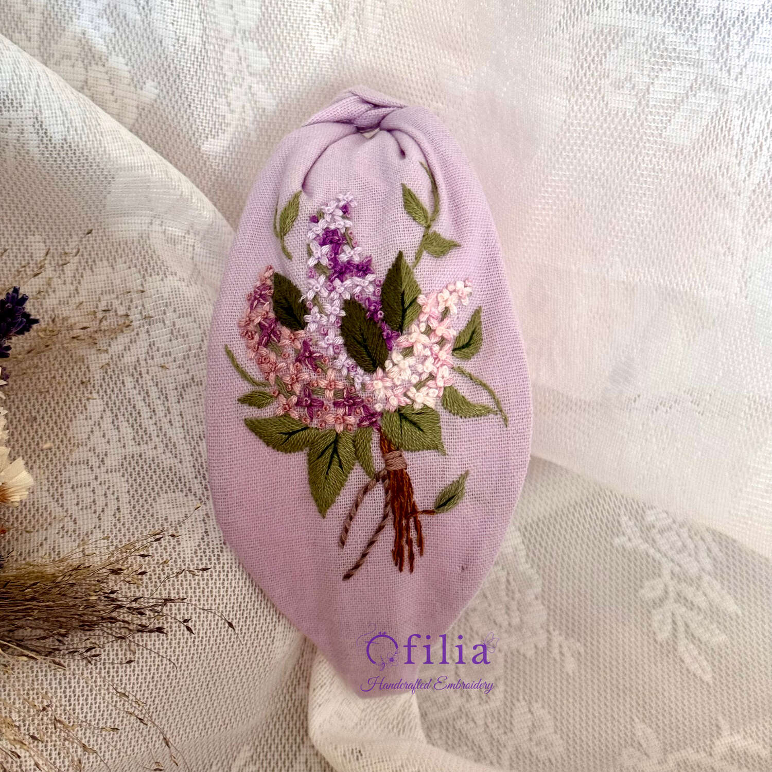 Käsinkirjailtu Syreeni turbaanipanta – Ofilia Handmade