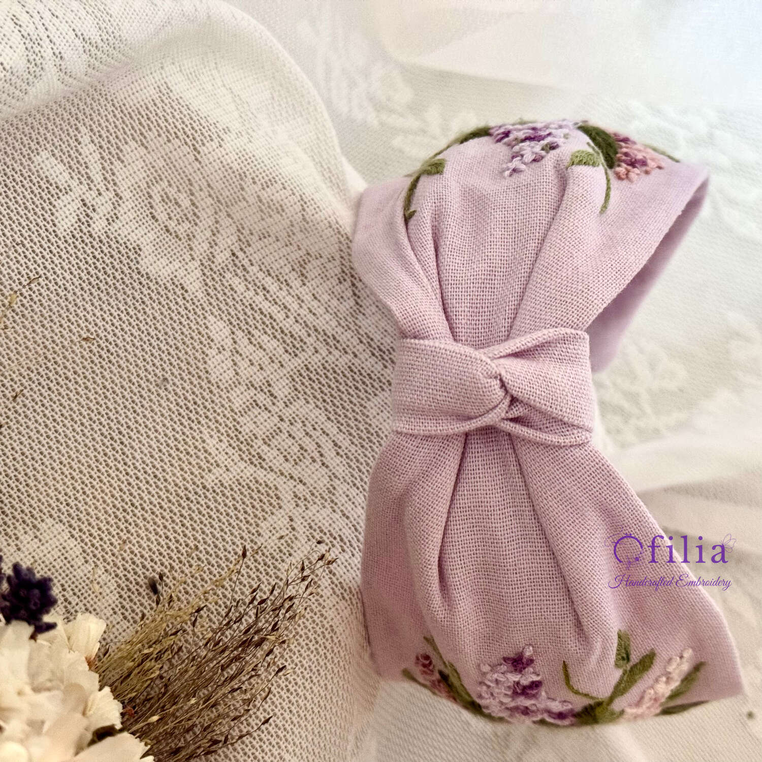 Käsinkirjailtu Syreeni turbaanipanta – Ofilia Handmade