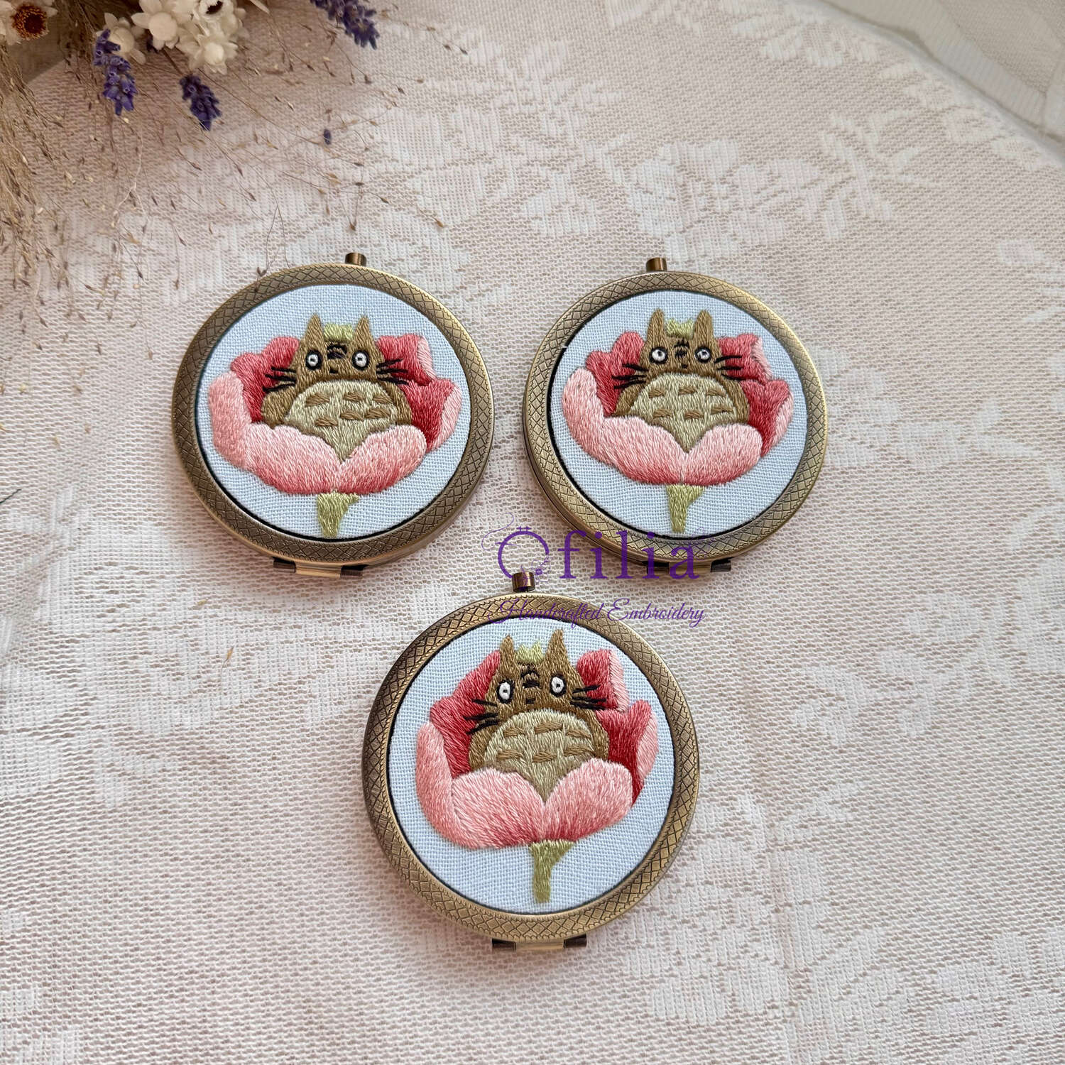 Käsinkirjailtu Totoron ja Unikon taskupeili – Ofilia Handmade